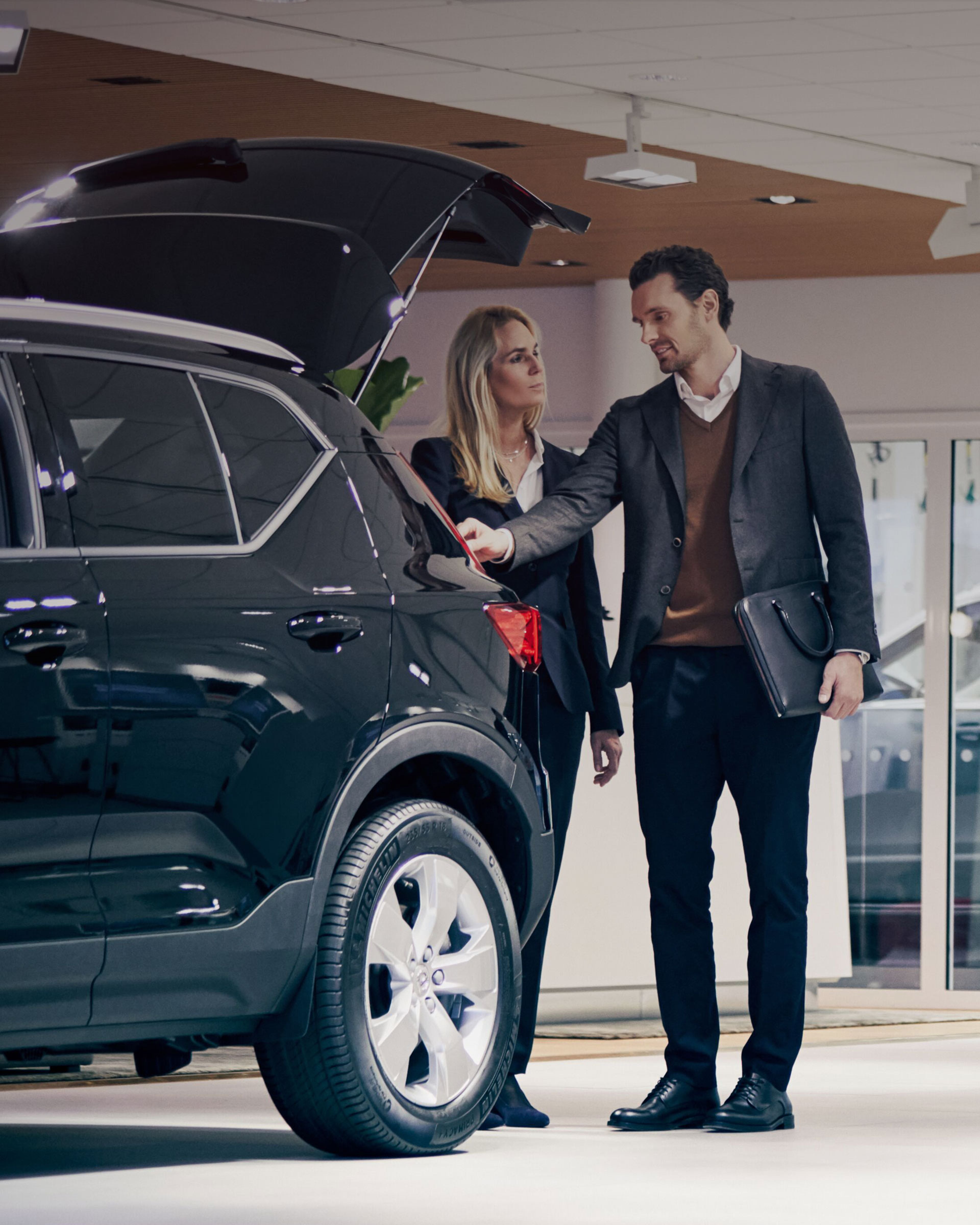 Un grupo de personas en un centro de servicio Volvo.