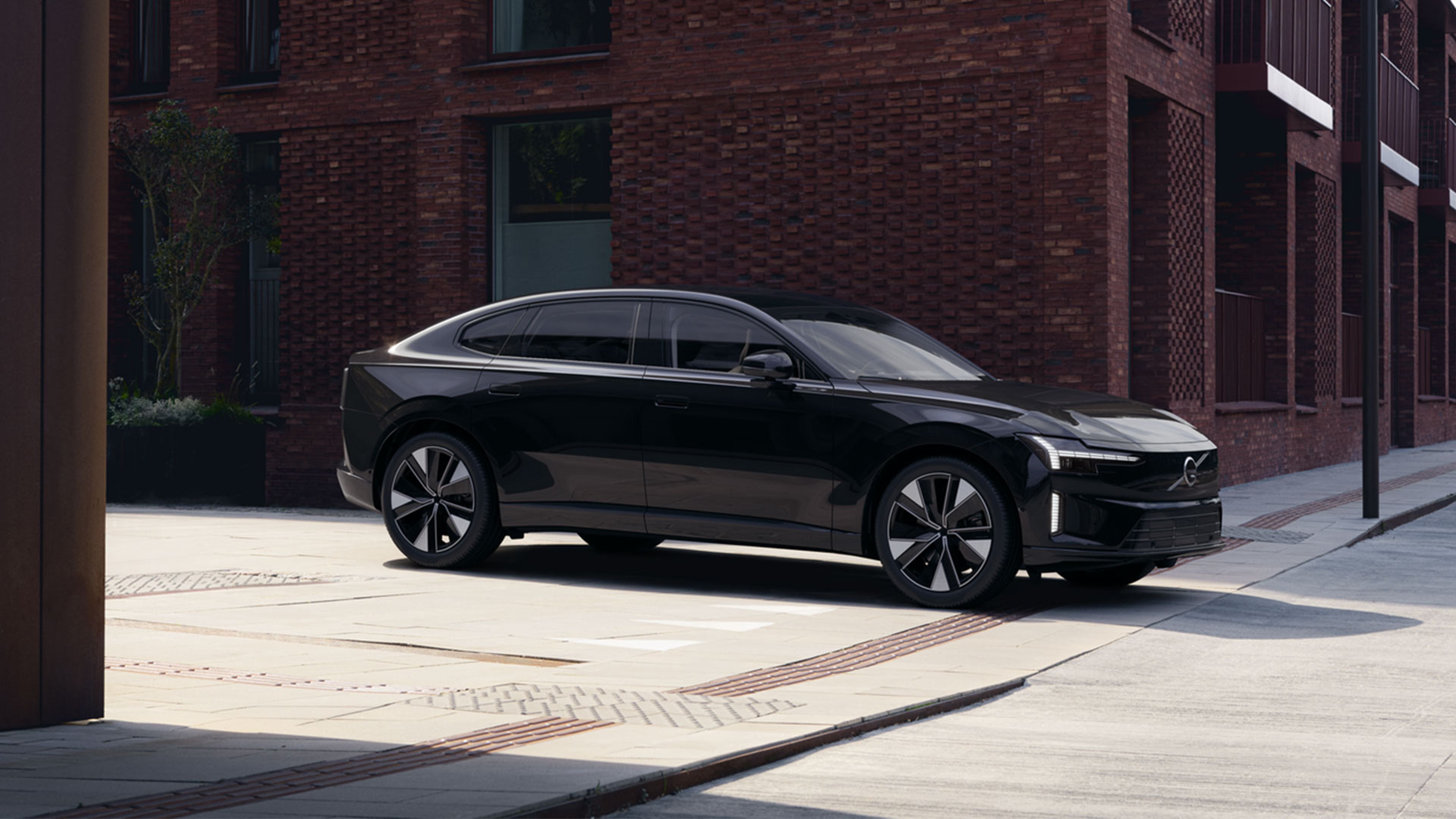 Vue ¾ avant d’une ES90 en ville.