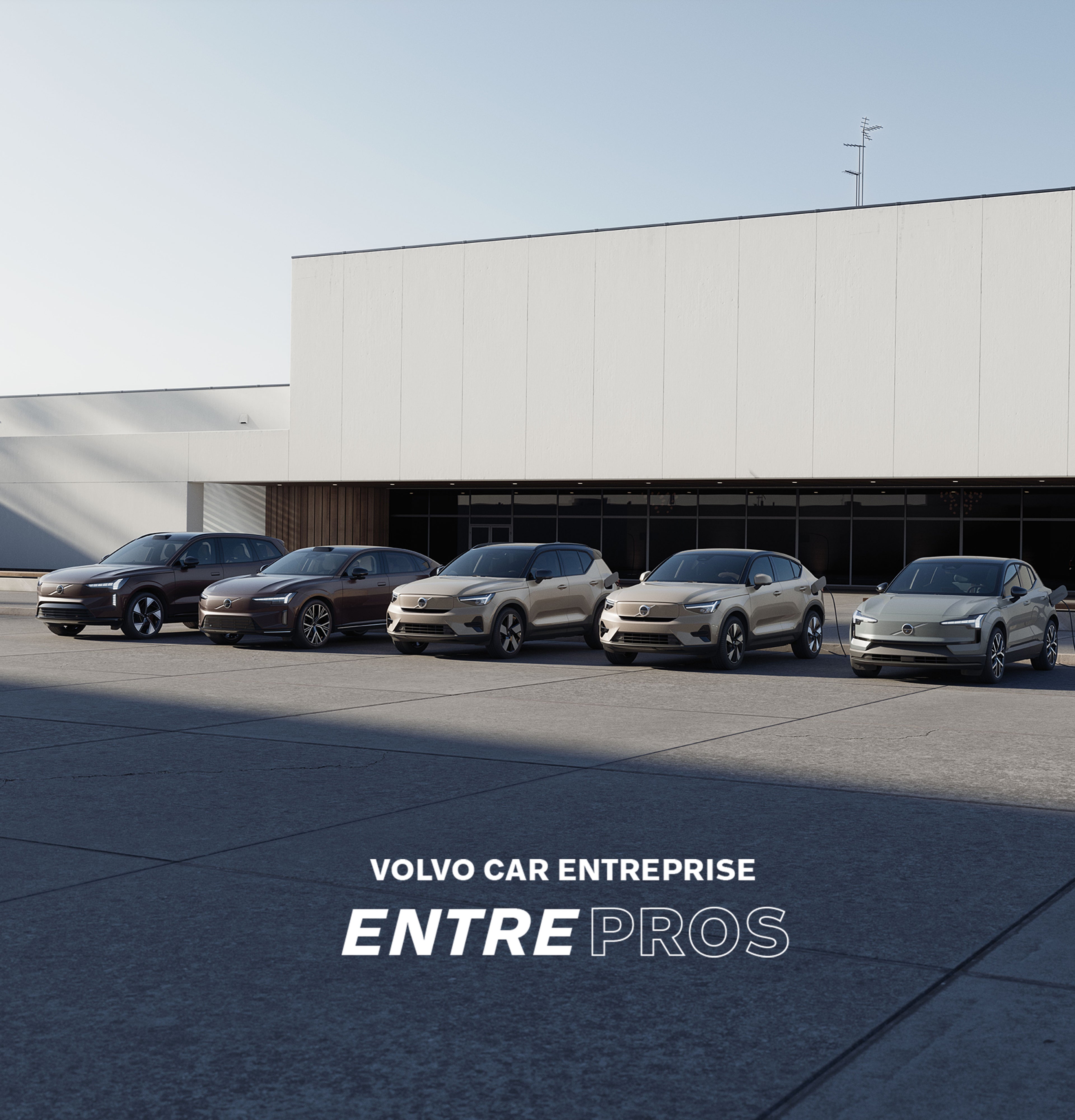 Cinq SUV électriques Volvo alignés devant un bâtiment moderne, avec le logo Volvo Car Entreprise EntrePros.