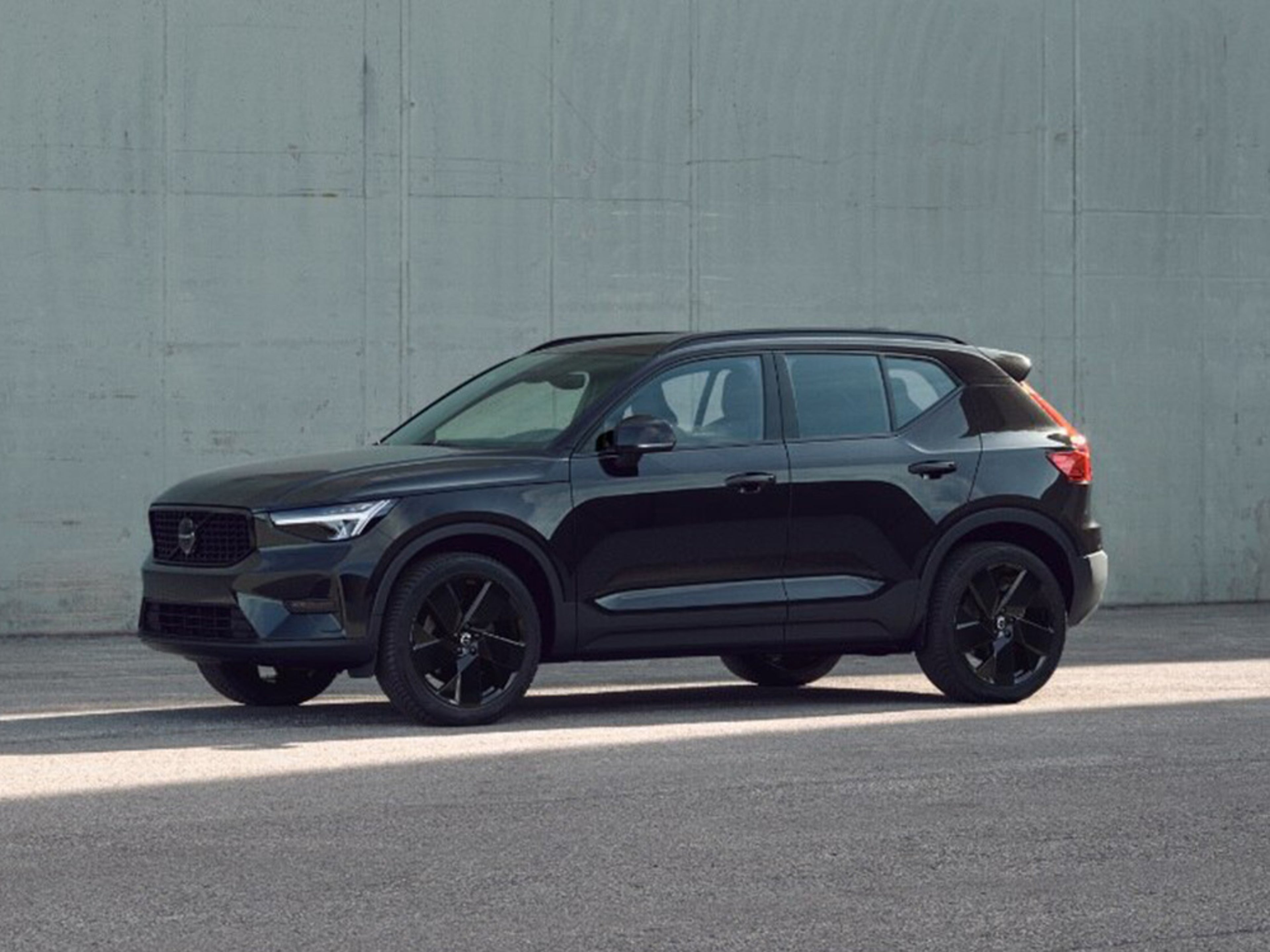 ue latérale d'une Volvo EX40 Black Edition de couleur noire
