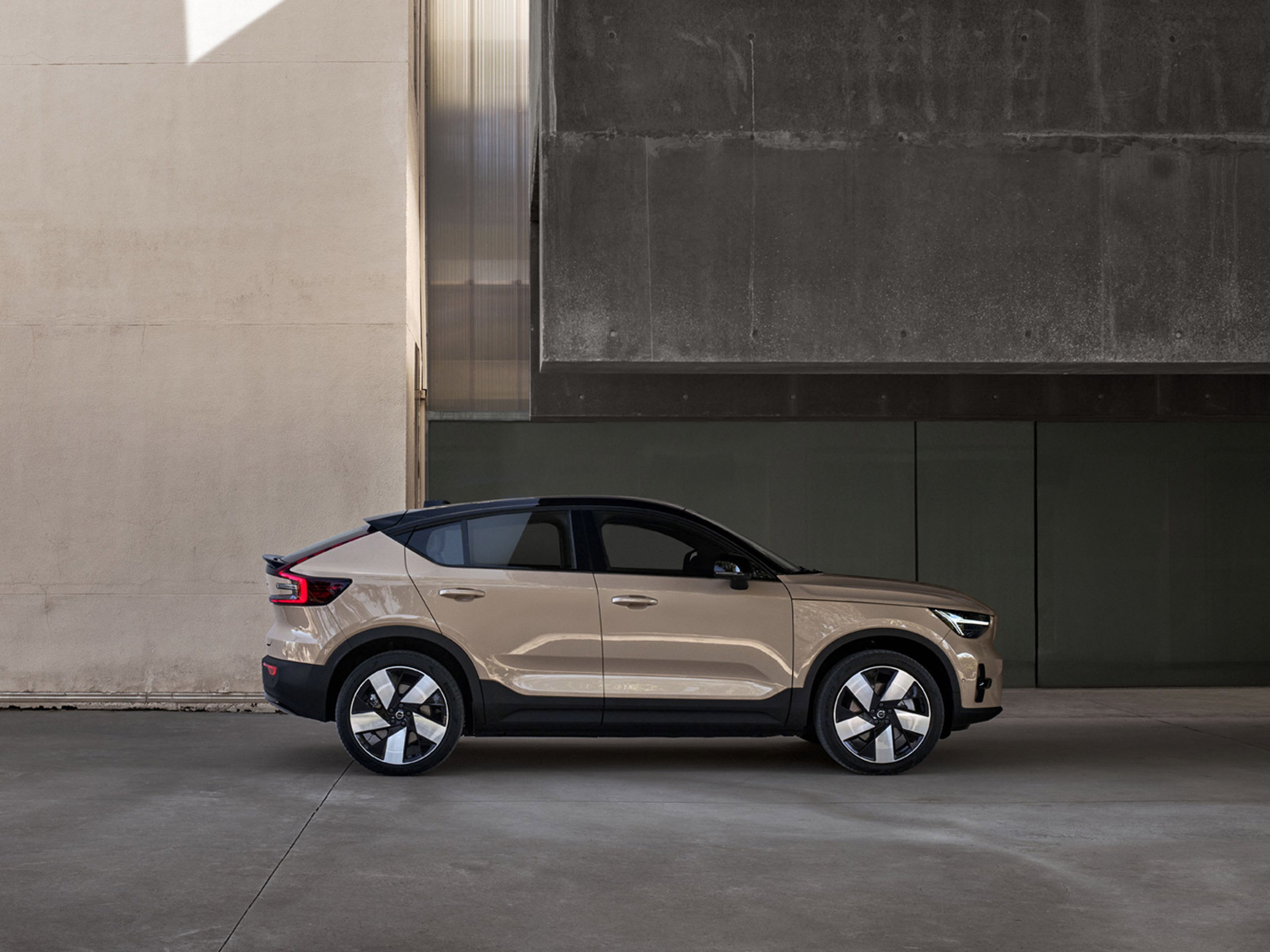 A beige Volvo EC40 Core Special Edition