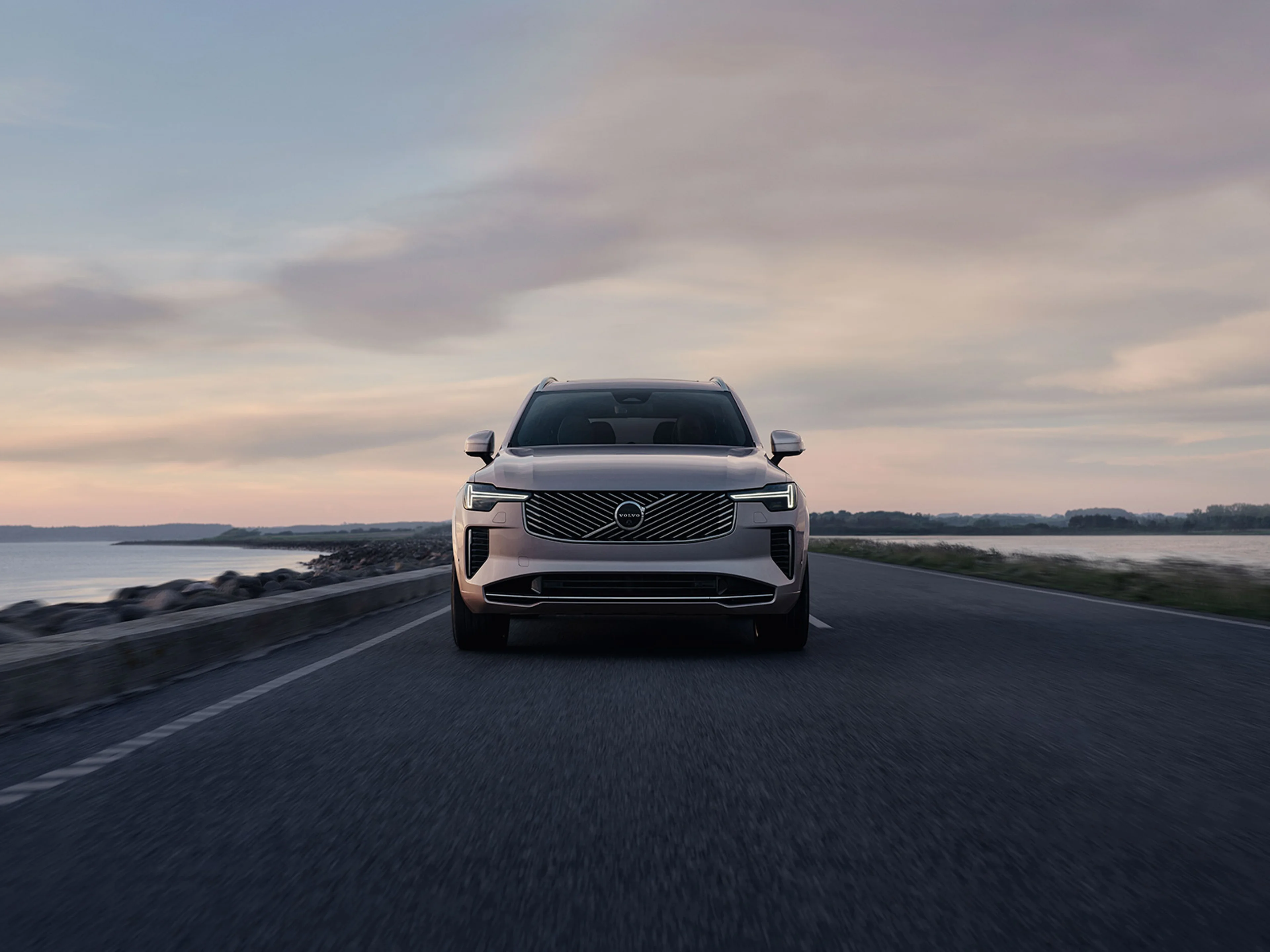 Volvo XC90 underifrån, framifrån i skymningsljus