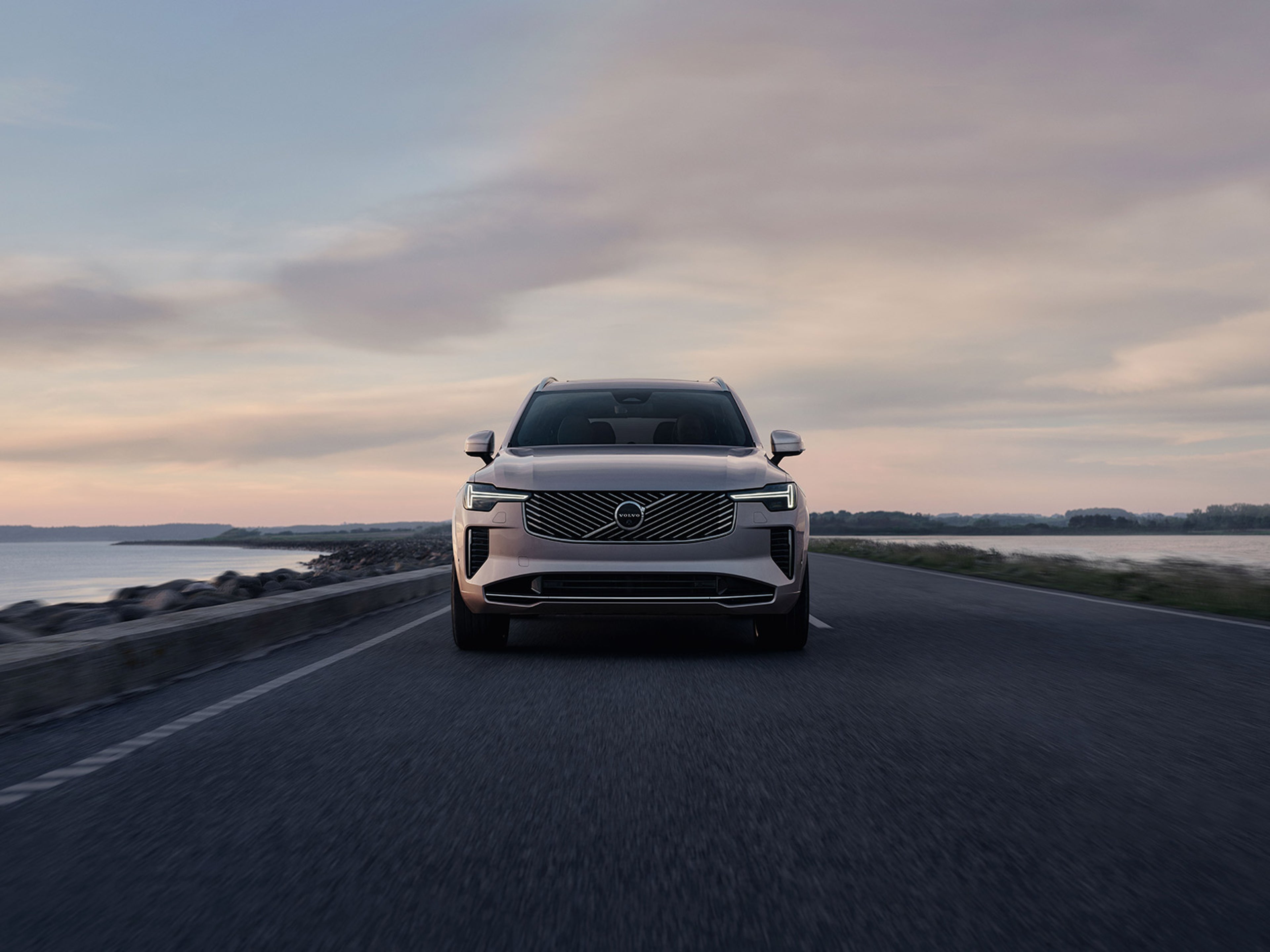 Volvo XC90 underifrån, framifrån i skymningsljus