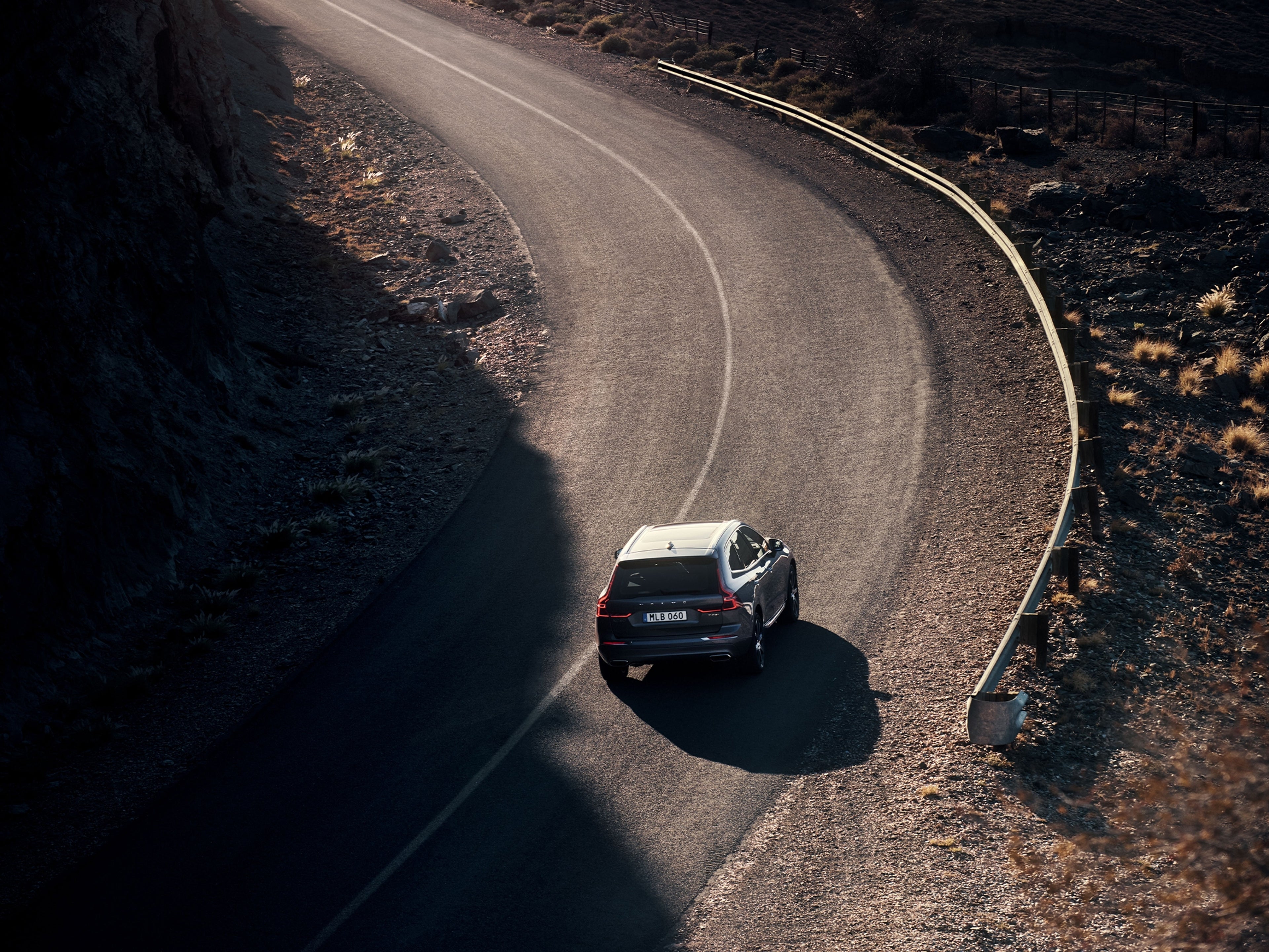 Un véhicule Volvo sur une route sinueuse