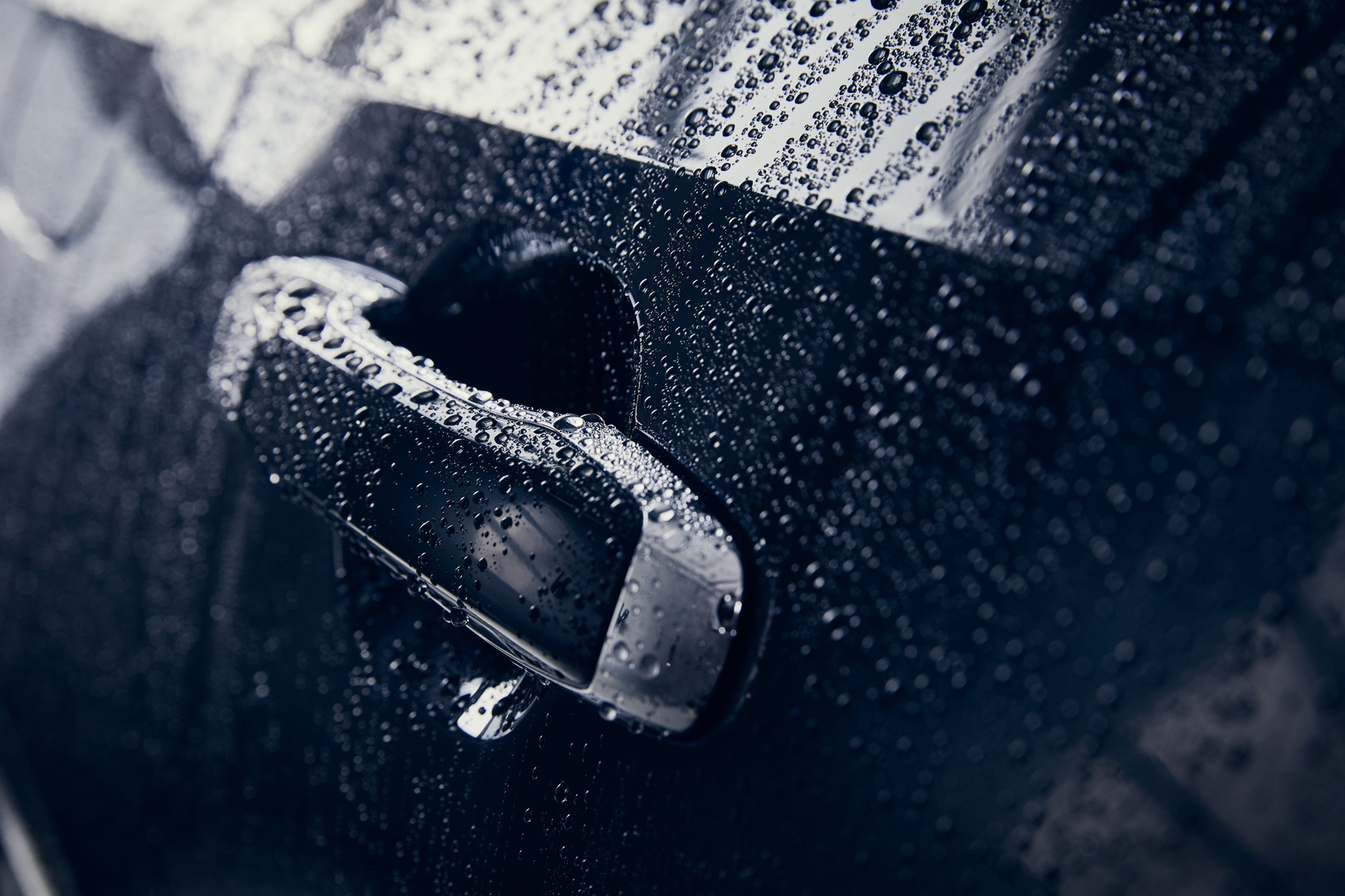 Nærbilde av en bildør i regn