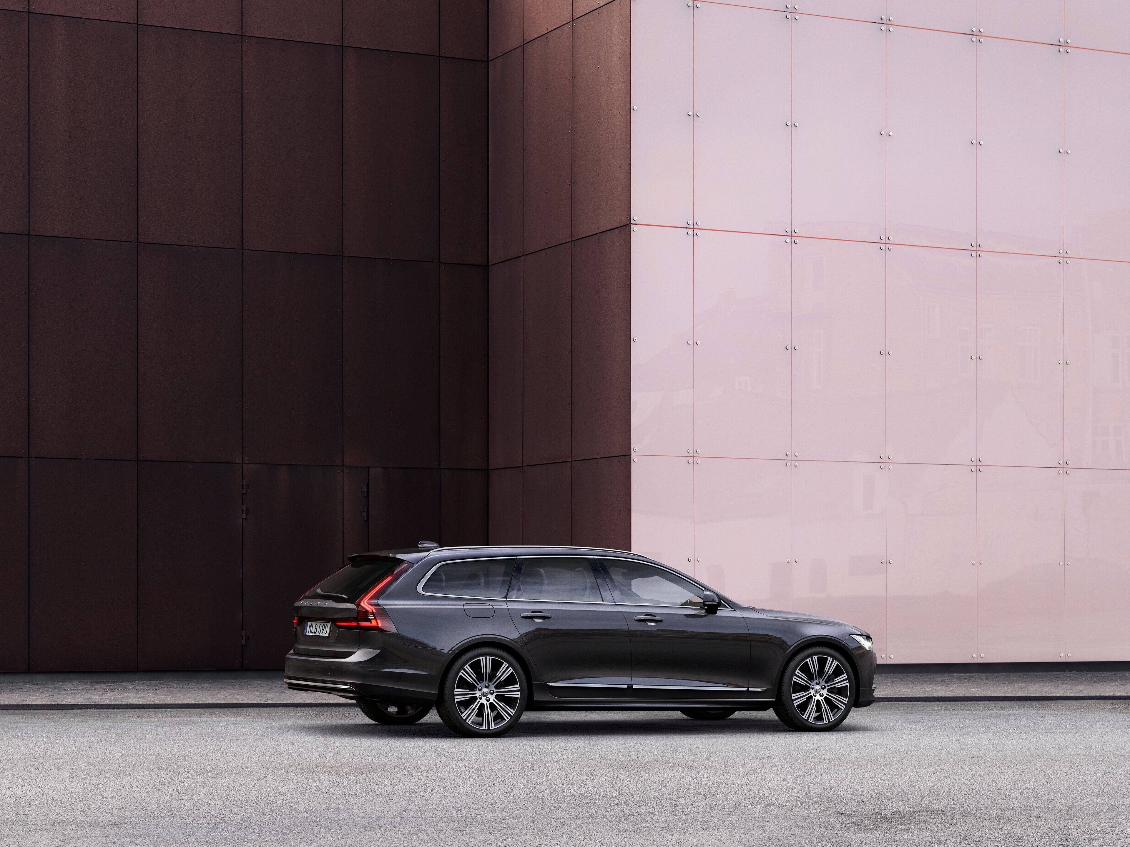 Volvo V90 stojące przy budynku ujęcie boczne