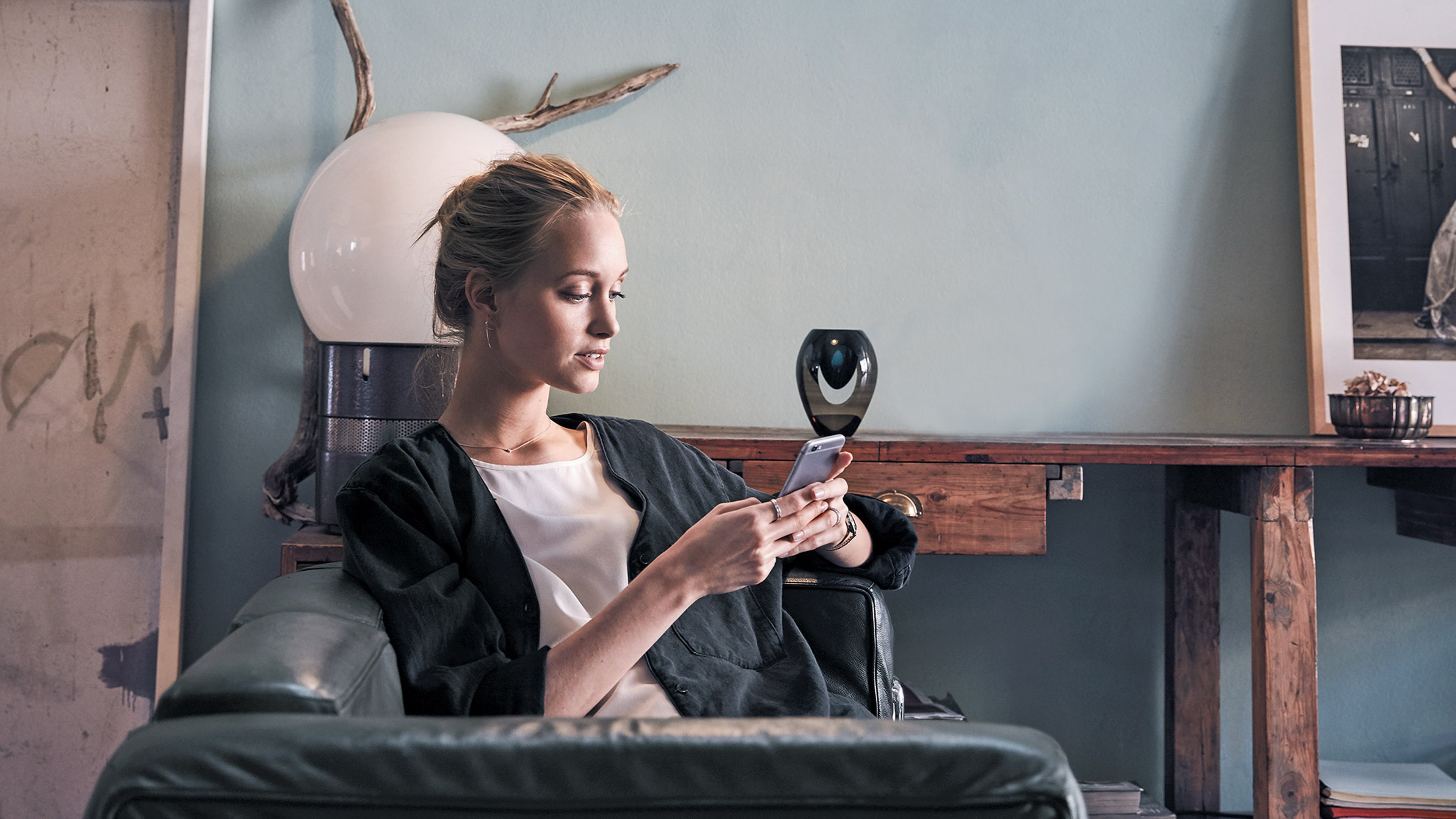 Femme assisse regardant son téléphone