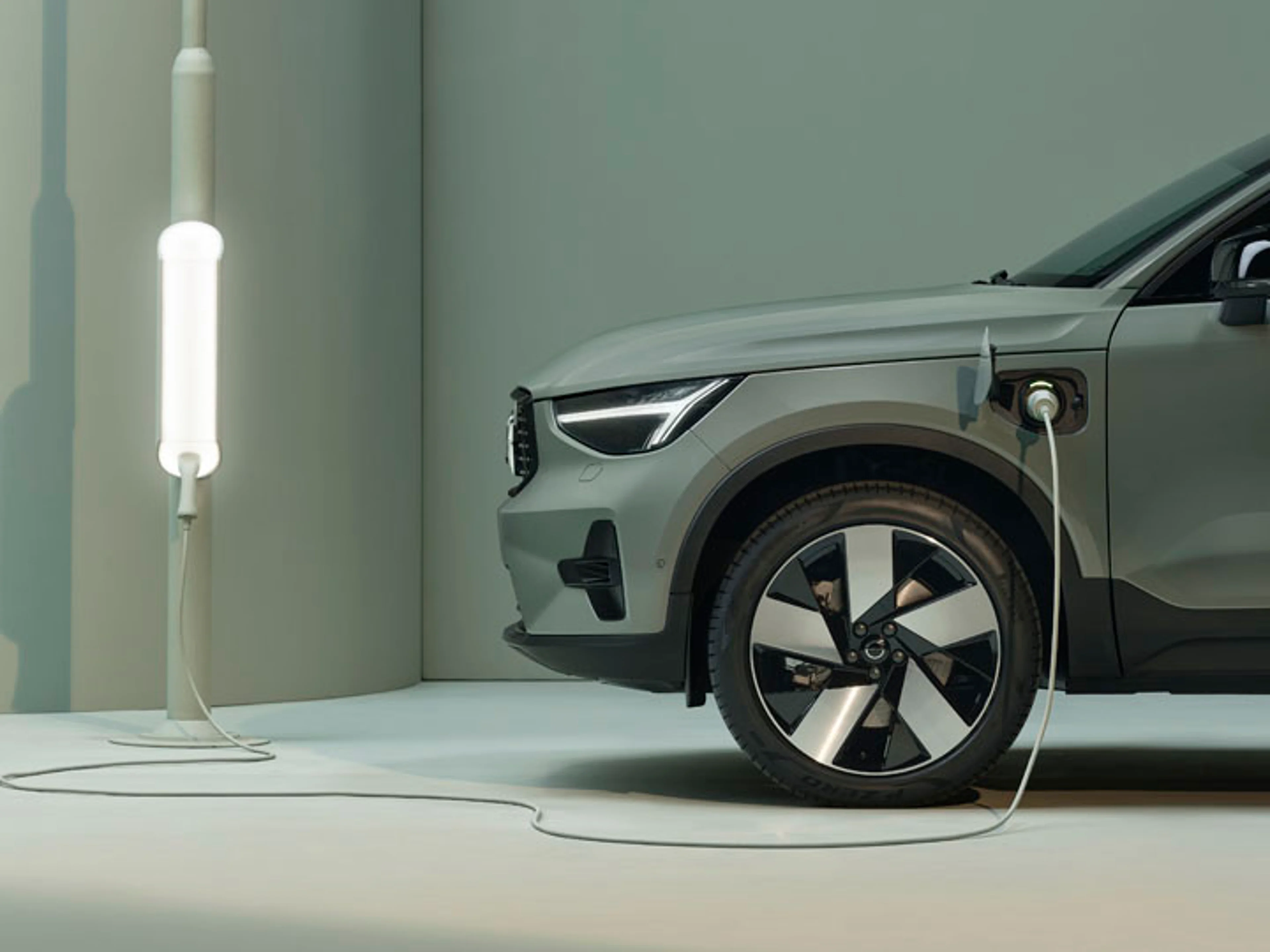 Volvo XC40 parte delantera recargando