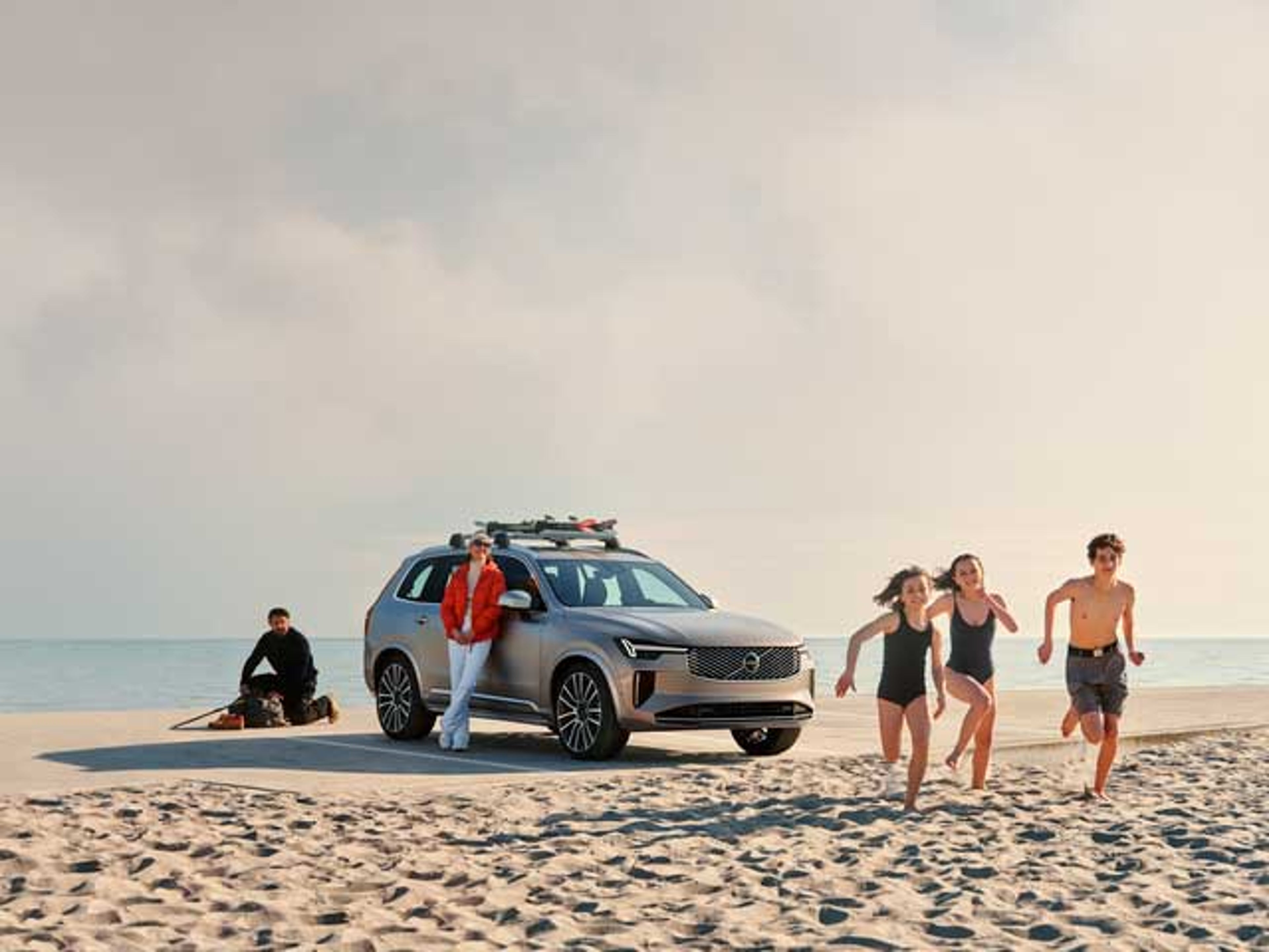 Un Volvo XC90 en la playa y unos chicos corriendo
