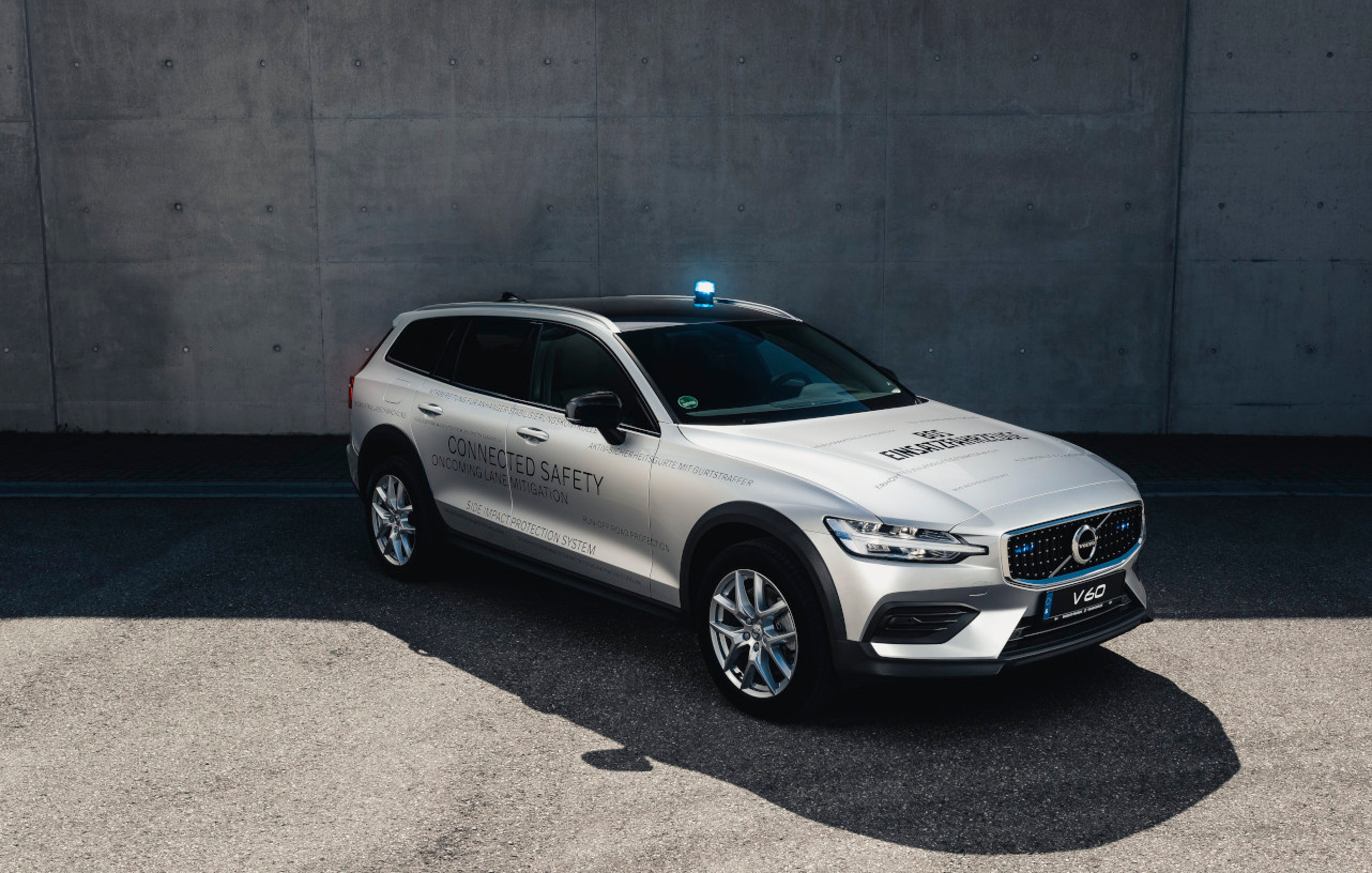 Der Volvo V60 als Fahrzeug für verdeckte Ermittler steht vor einer grauen Wand - Frontseitschuss