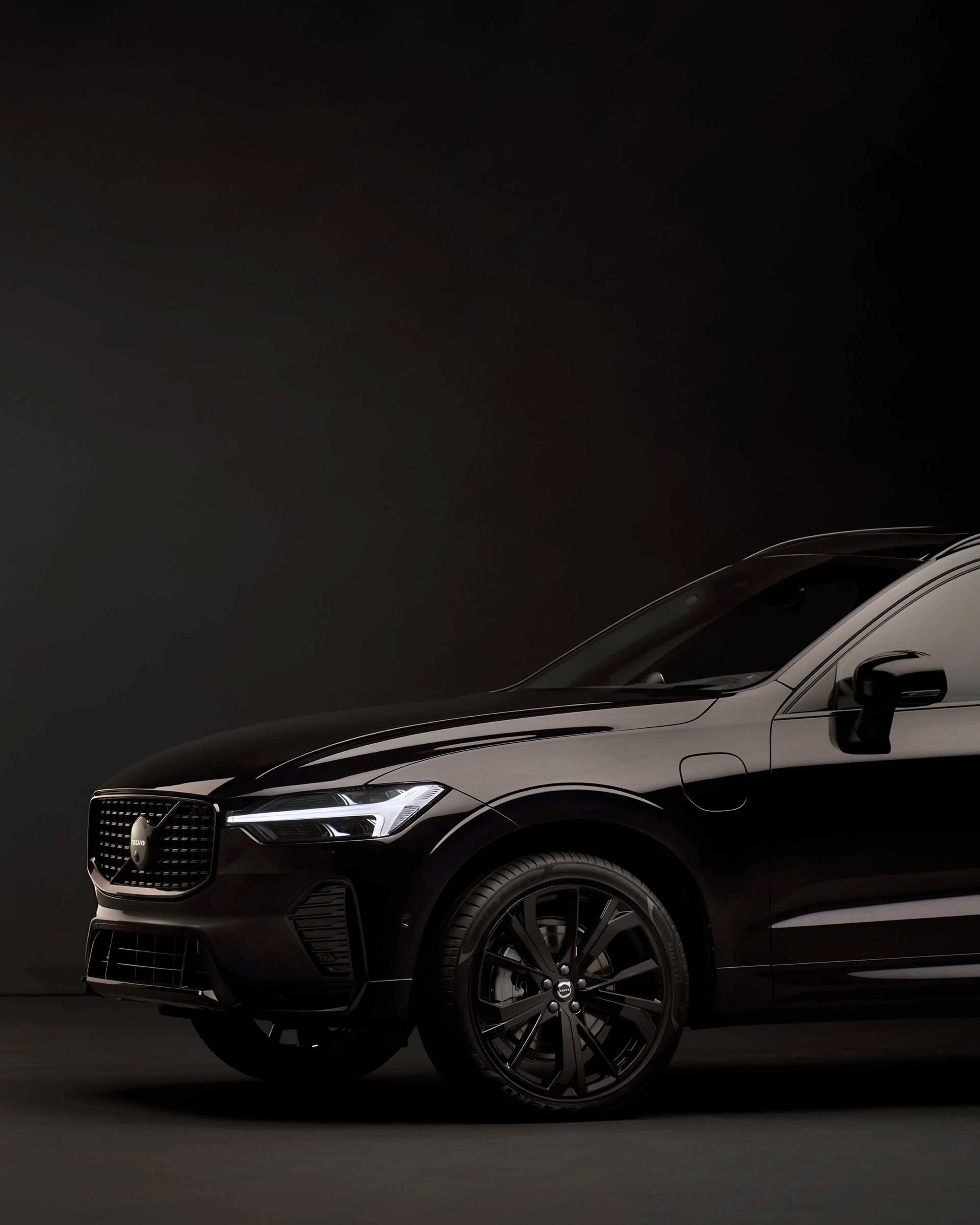 Volvo XC60 Black Edition im Seitenschuss