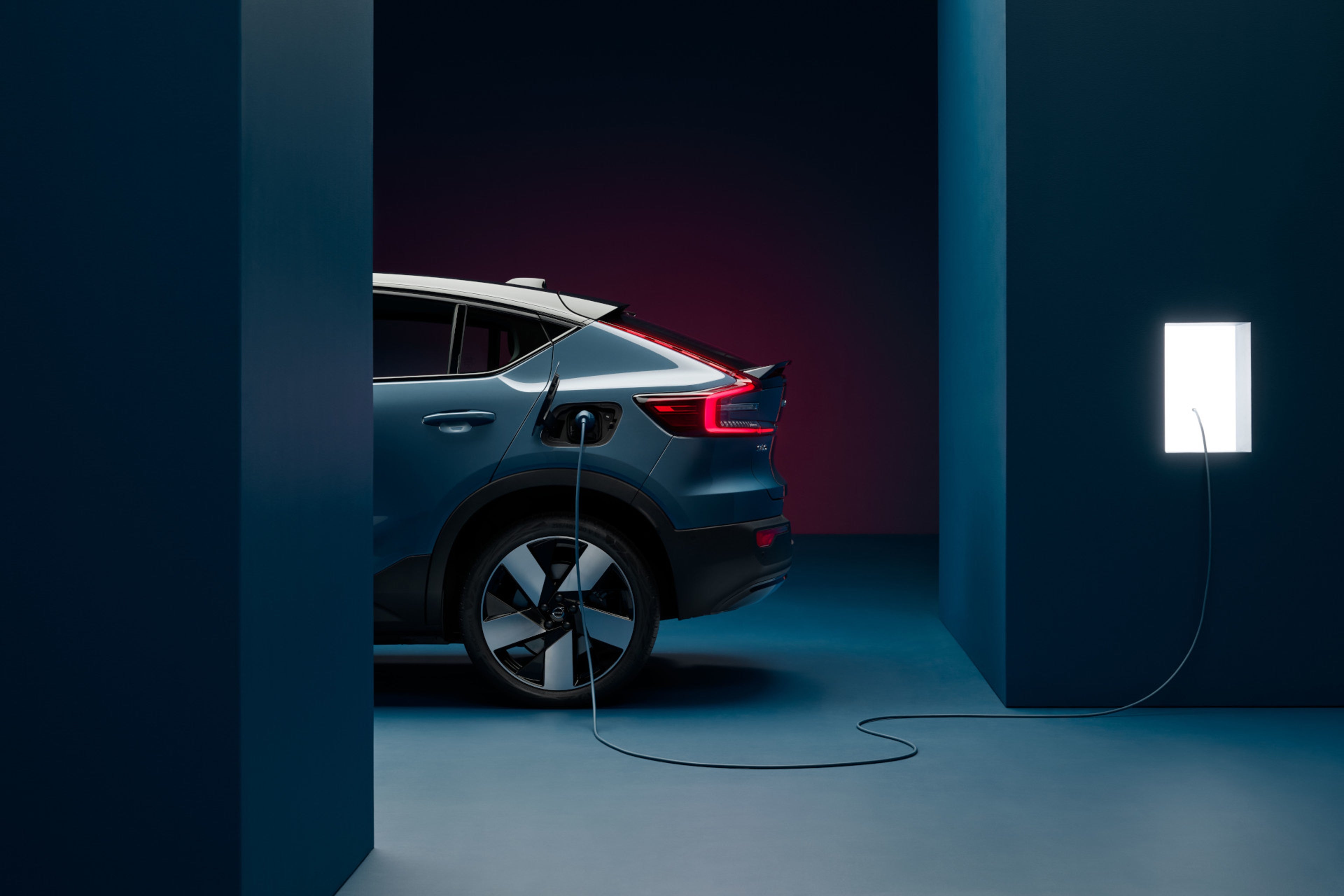 Ein Volvo Elektrofahrzeug wird geladen