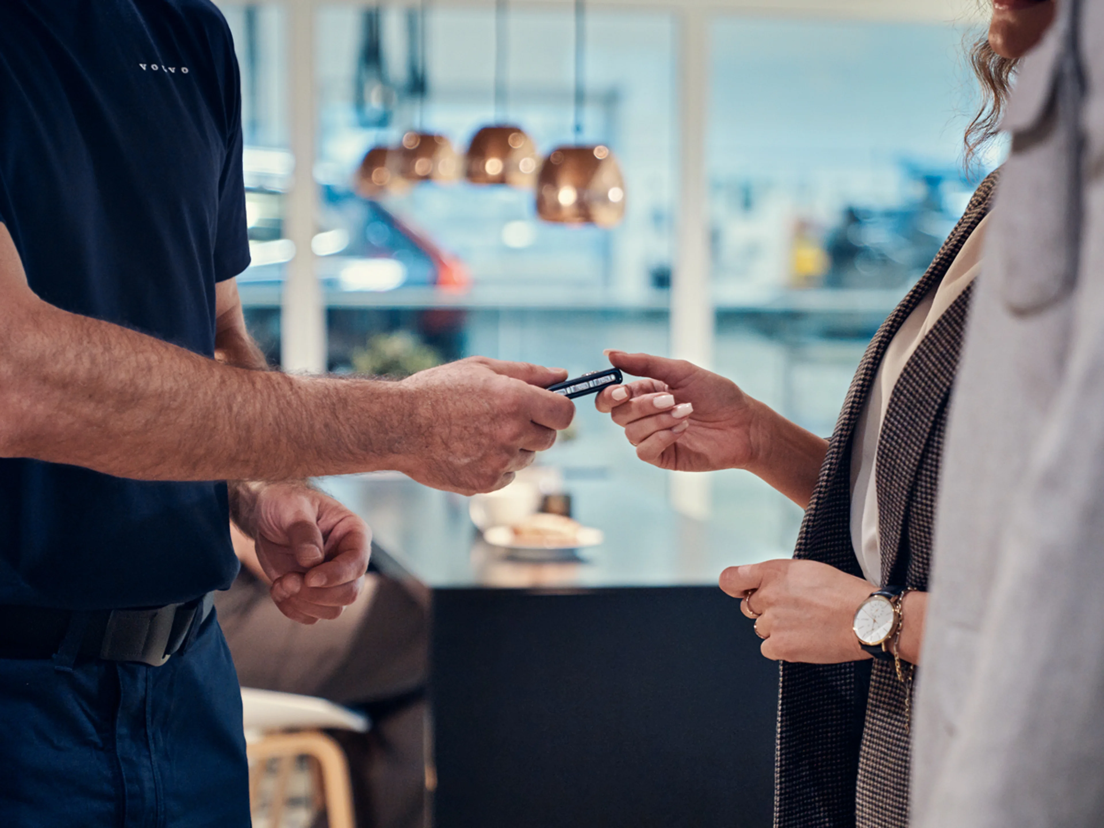Volvohandlare ger bilnyckel till kund