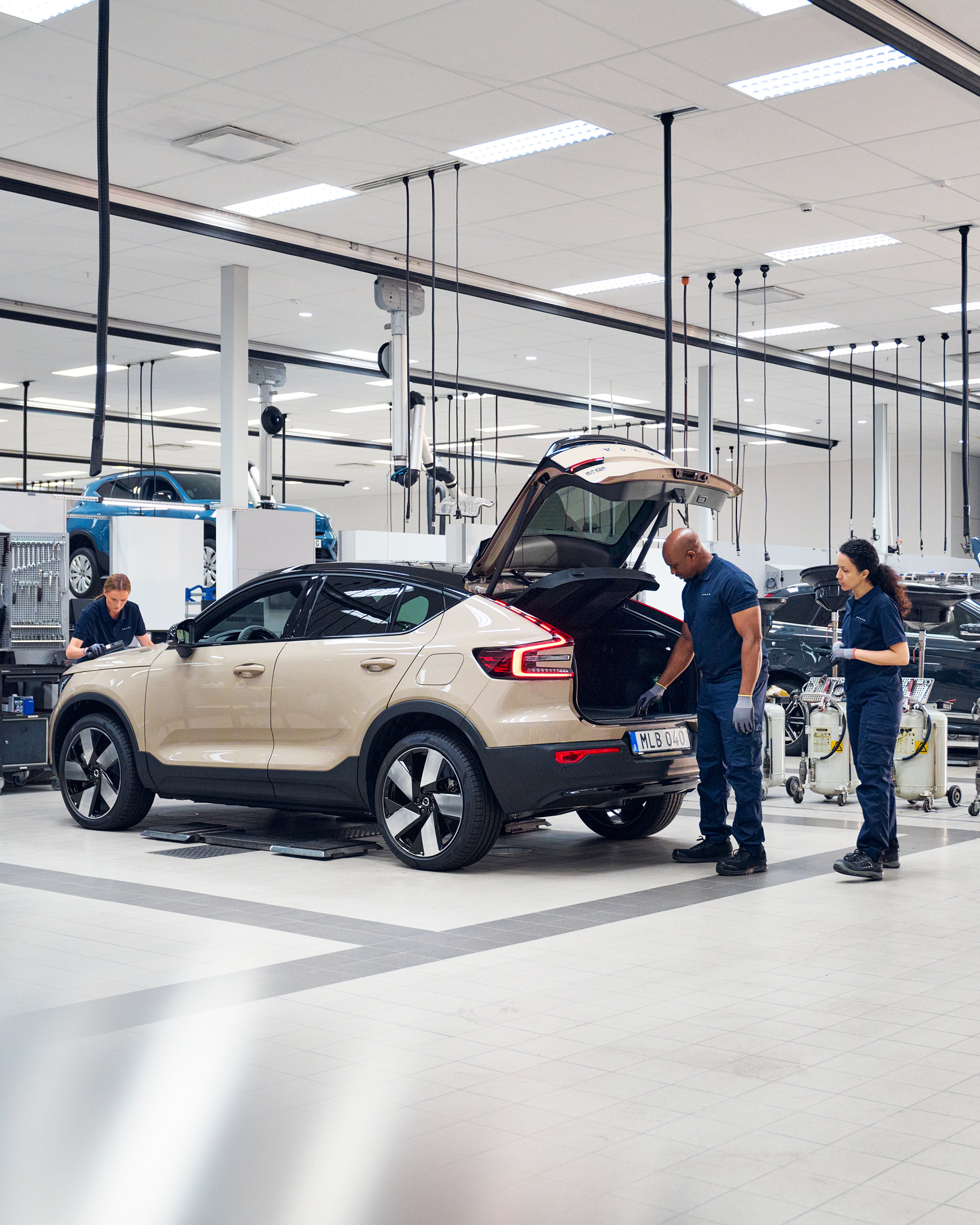 Volvo Servicetekniker vid en öppen baklucka av en Volvo EC40.