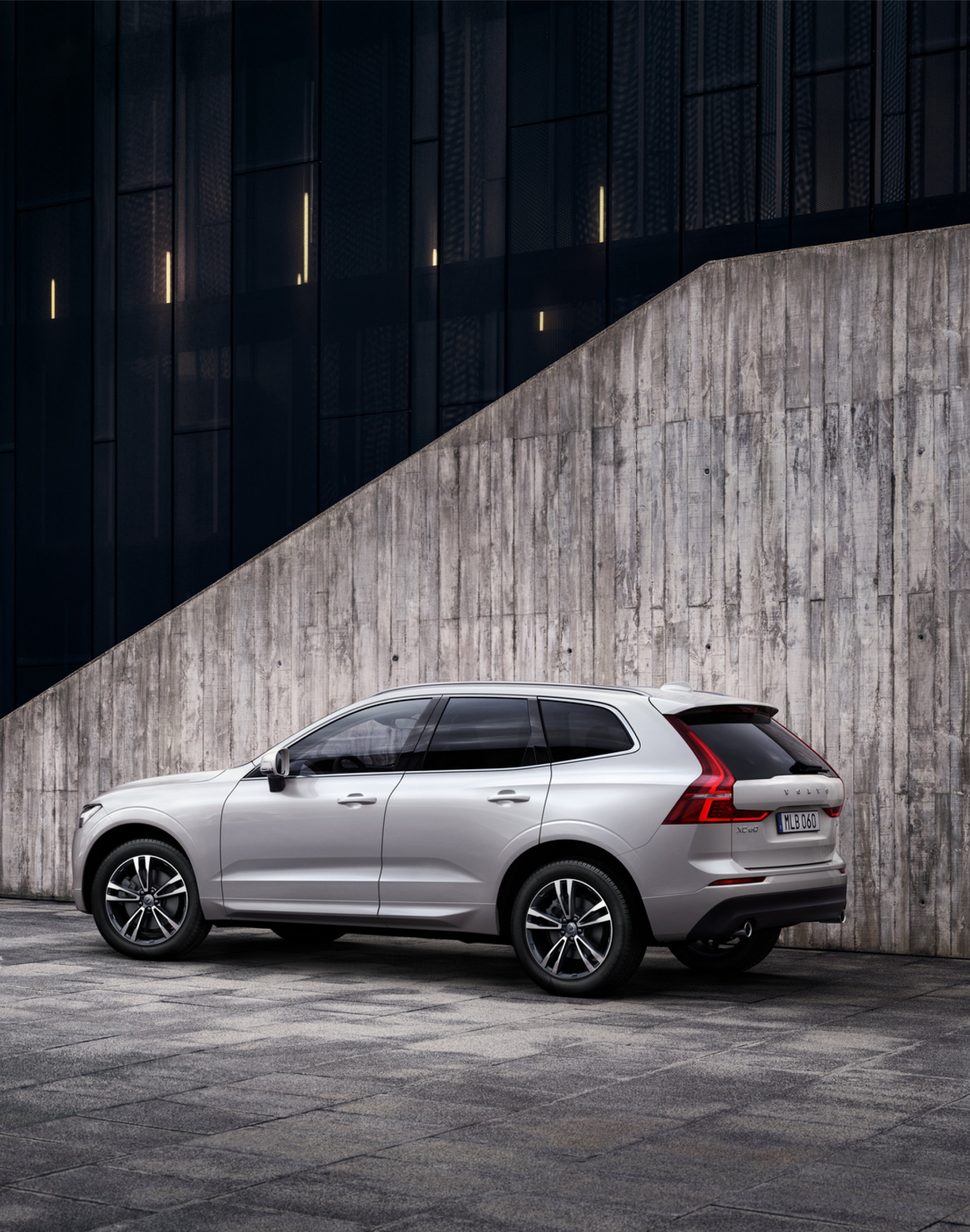 Volvo XC60 Momentum Silver