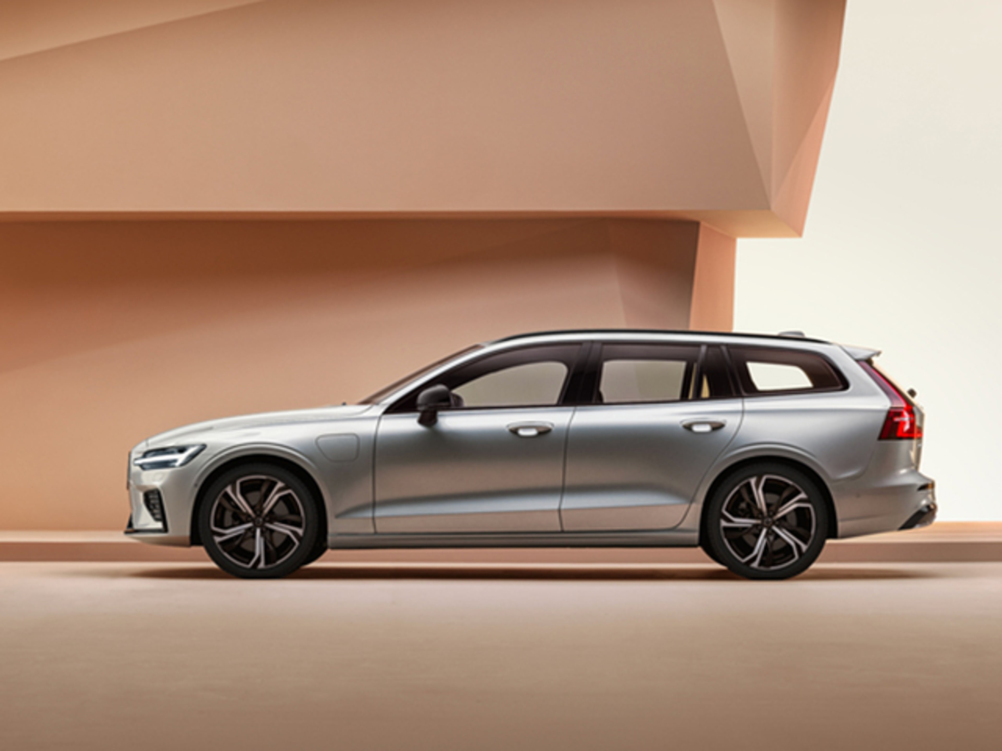 Silvrig Volvo V60 från sidan