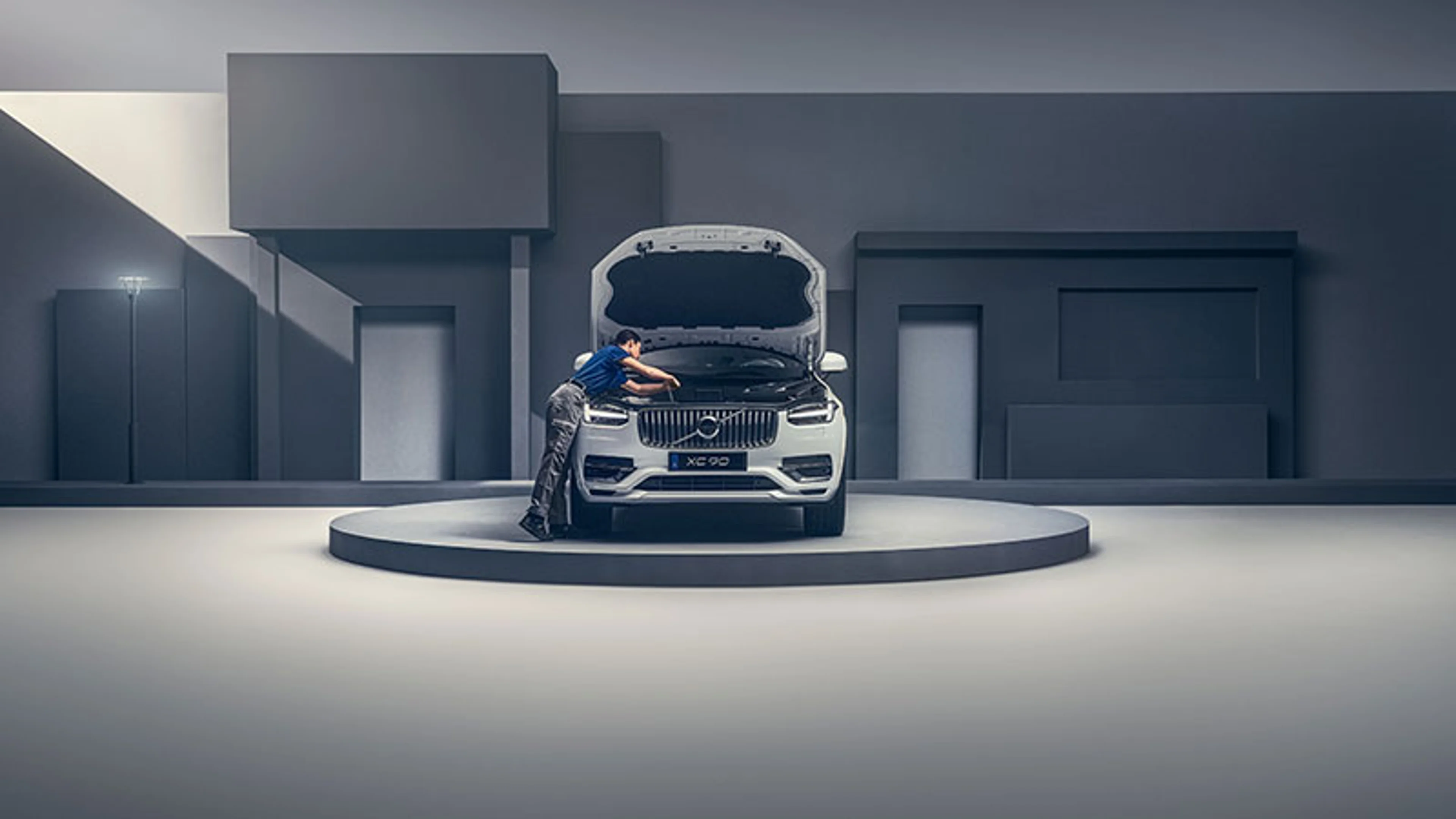 Homme réparant une Volvo de face