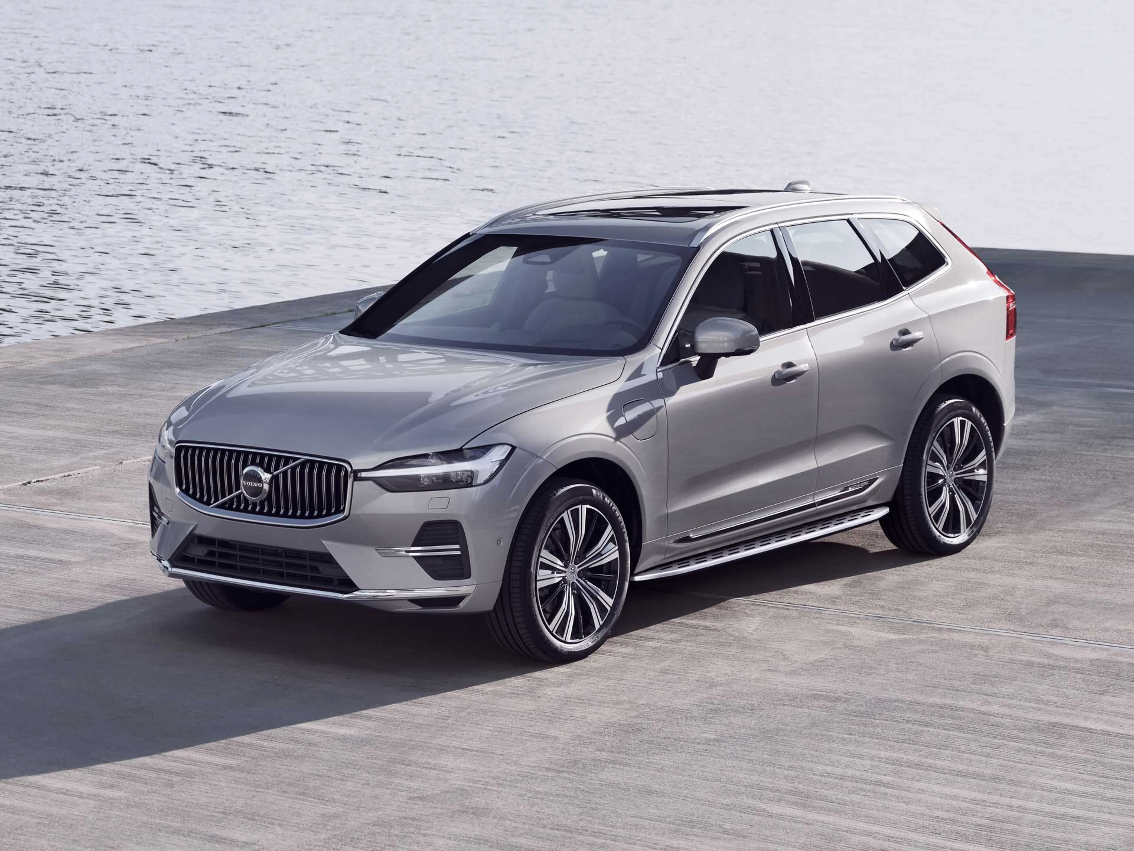 Un Volvo XC90 a la orilla del agua.