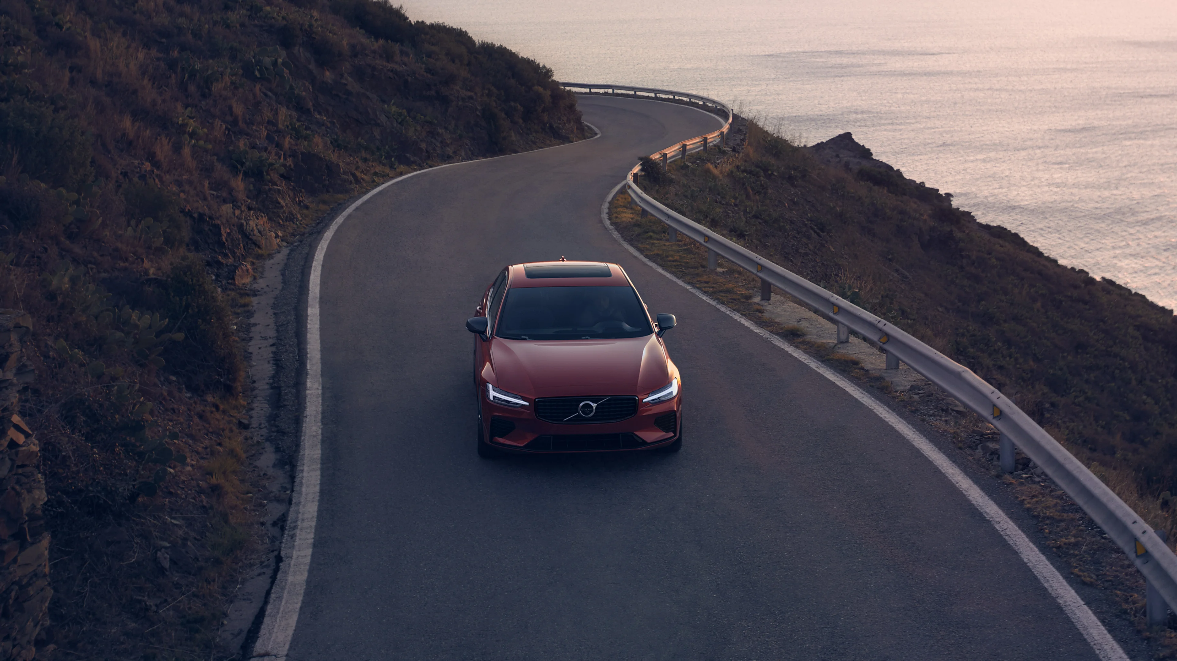 voiture Volvo sur route au bord de la mer