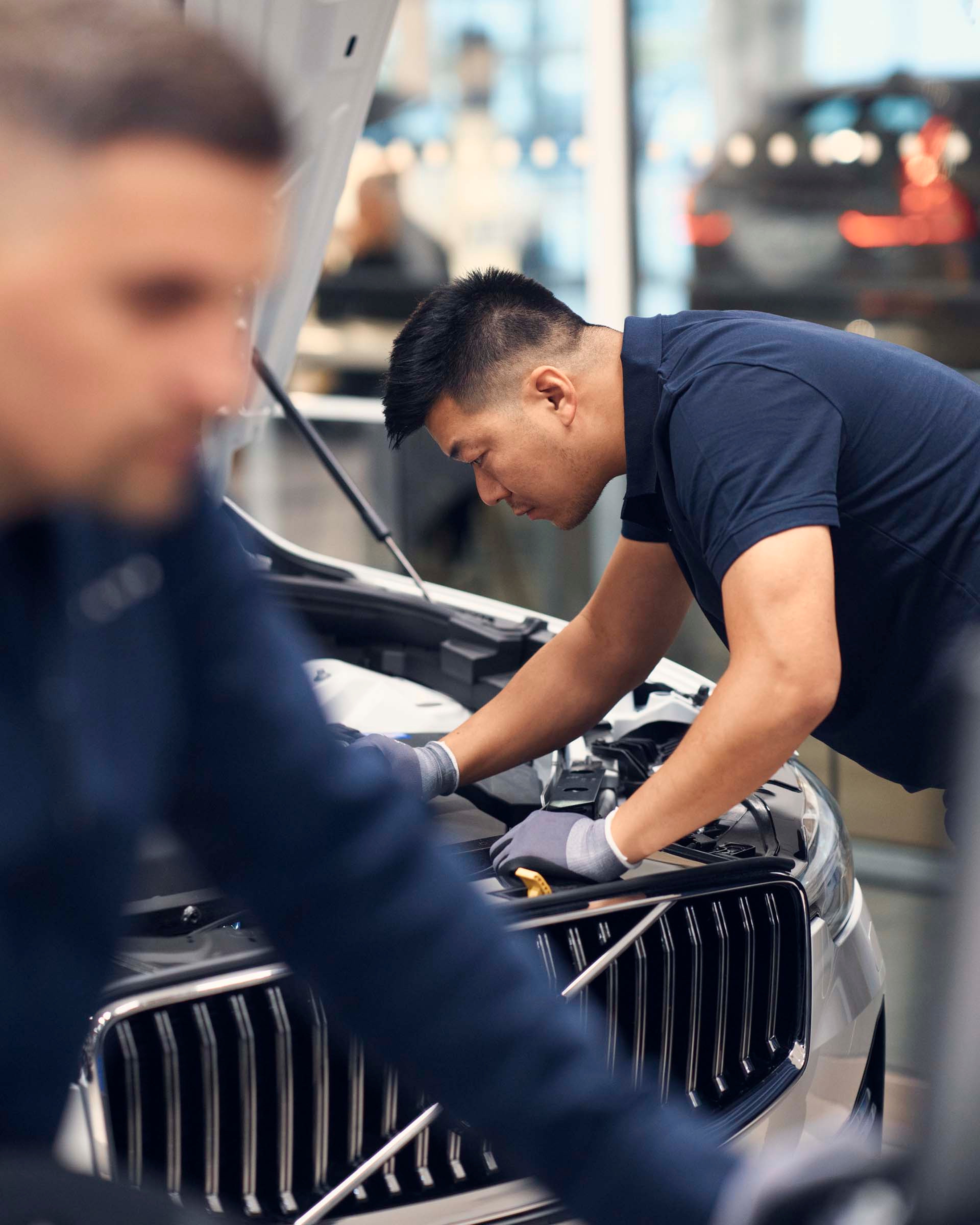Un taller Volvo con mecánicos trabajando en un vehículo Volvo