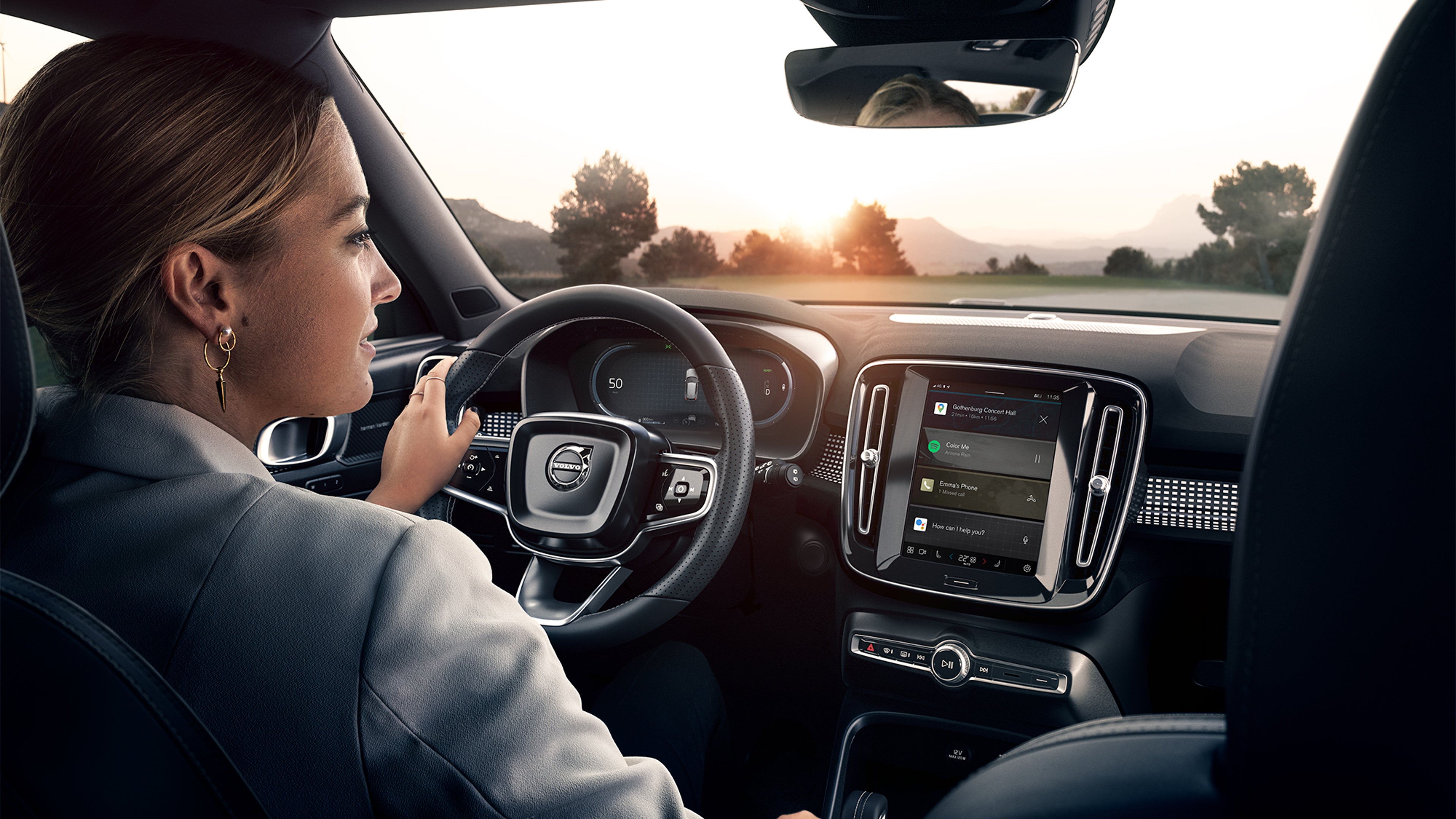 Femme au volant d'une voiture Volvo