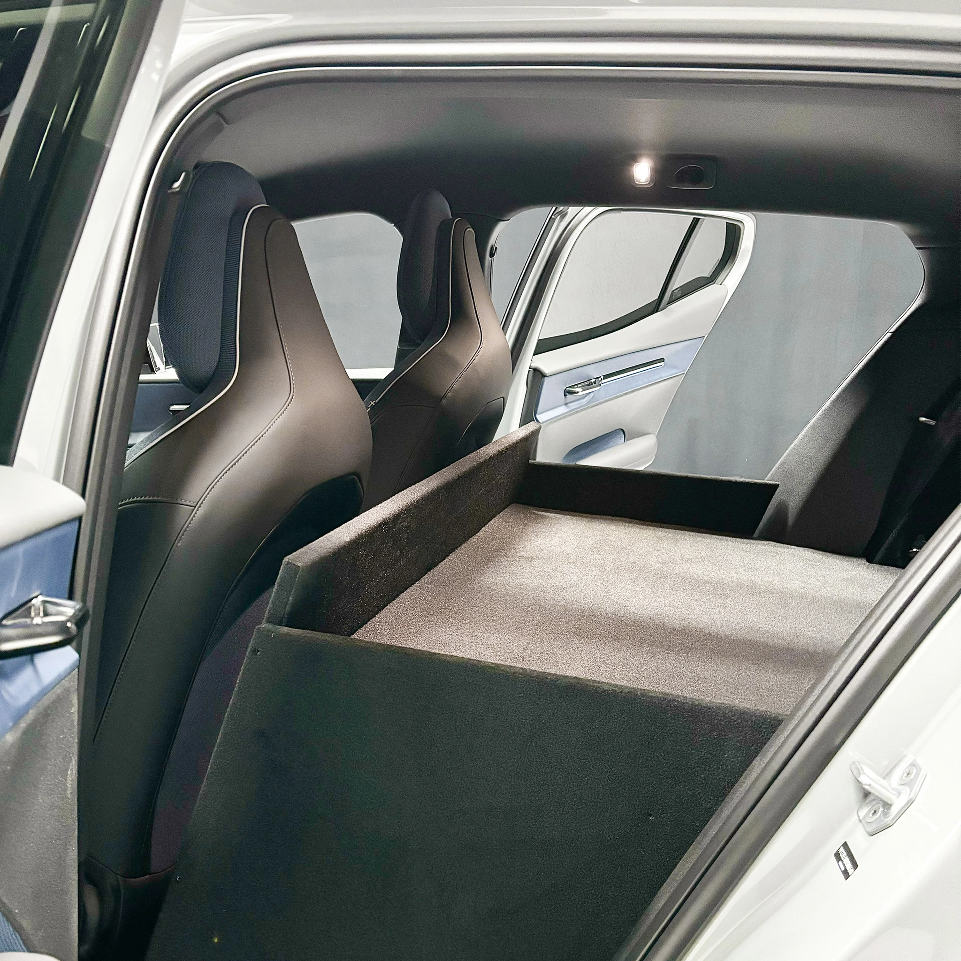 Volvo EX30 pakettiauton takatilan verhoilu sivuovesta katsottuna.