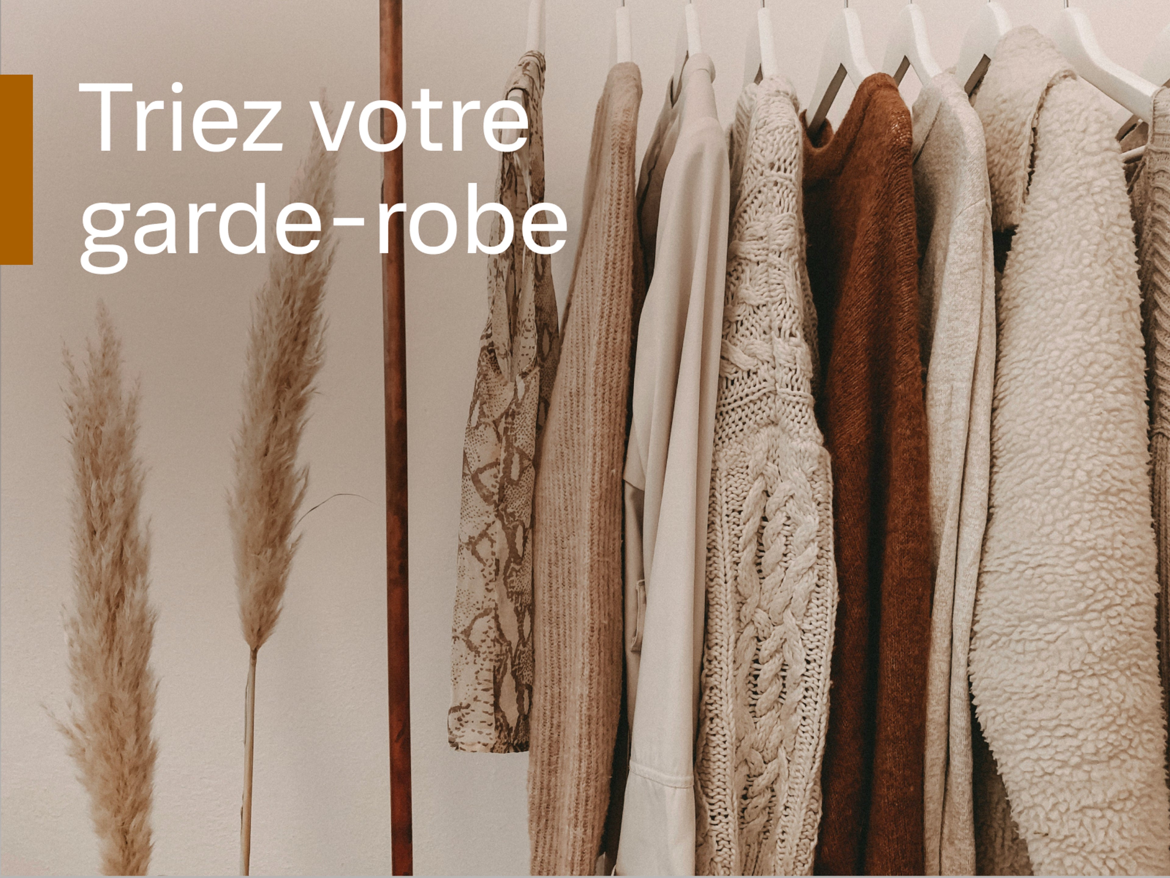 Une penderie minimaliste avec des vêtements aux tons neutres soigneusement choisis, avec un texte blanc au premier plan : Triez votre garde-robe.
