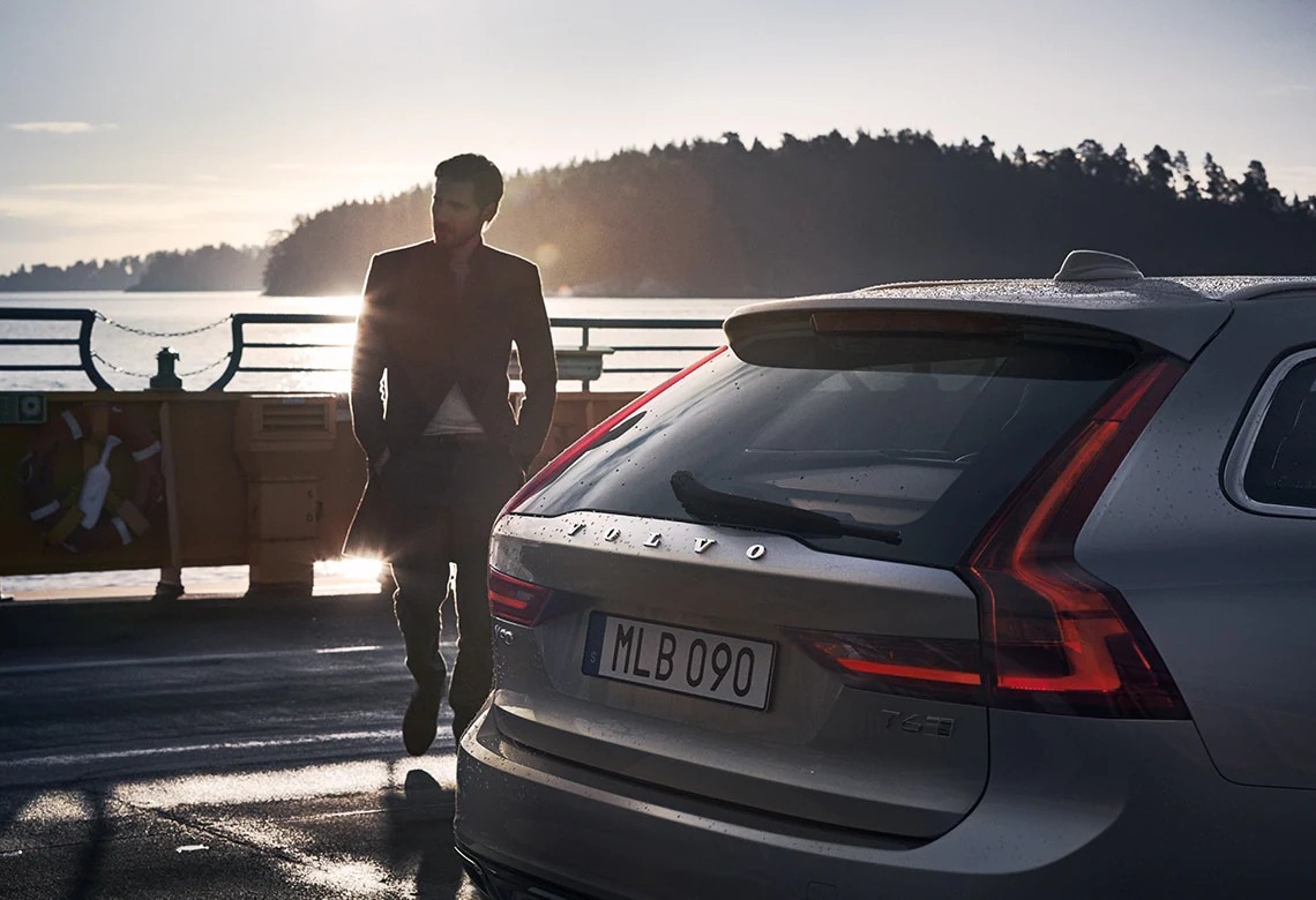 Homme derrière une voiture Volvo