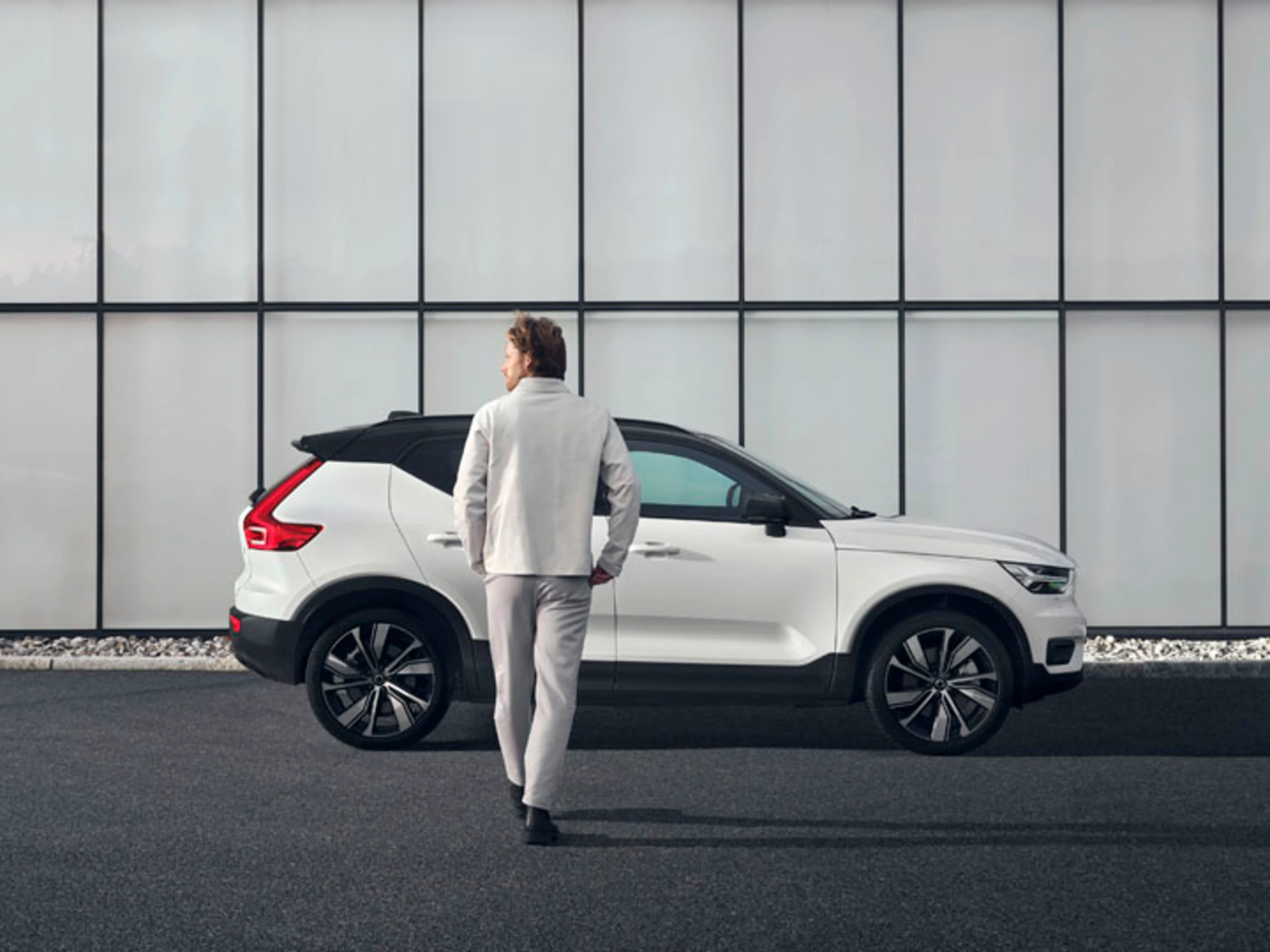 Volvo XC40 y un hombre andando hacia el coche