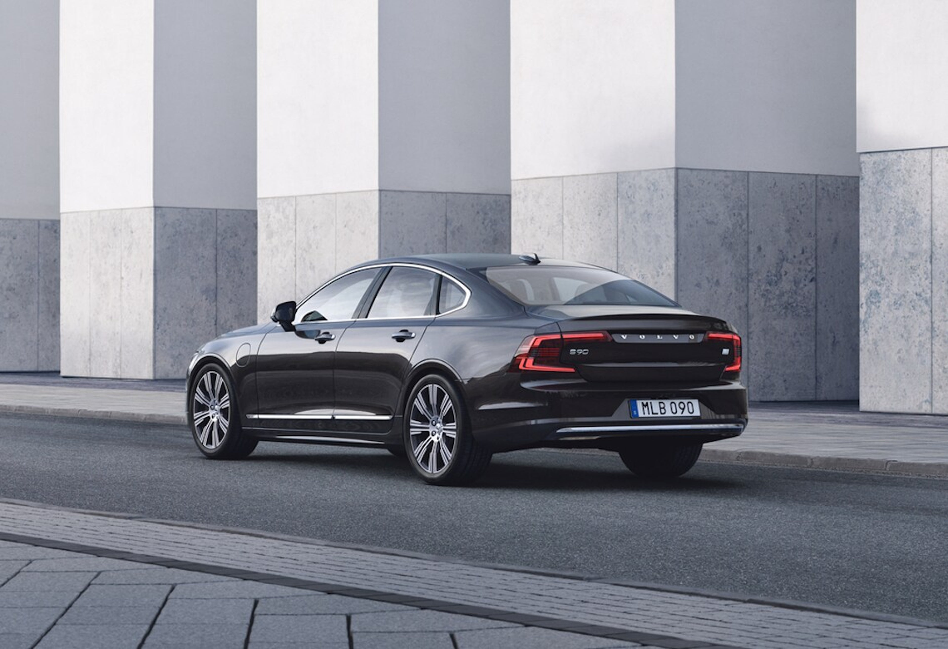 Der Volvo S90 Recharge auf der Straße