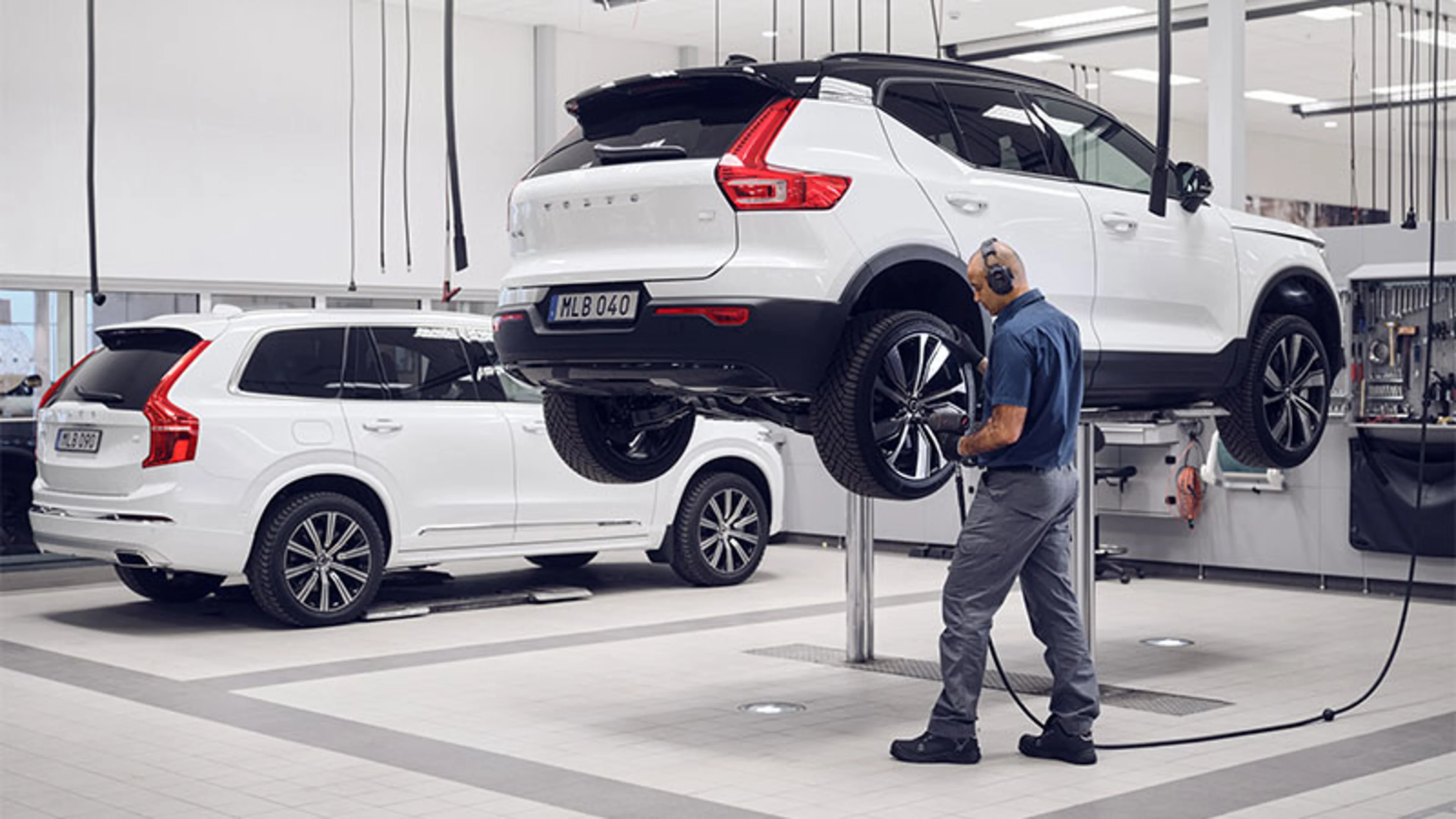 Homme entrain de réparer une roue d 'un Volvo XC40