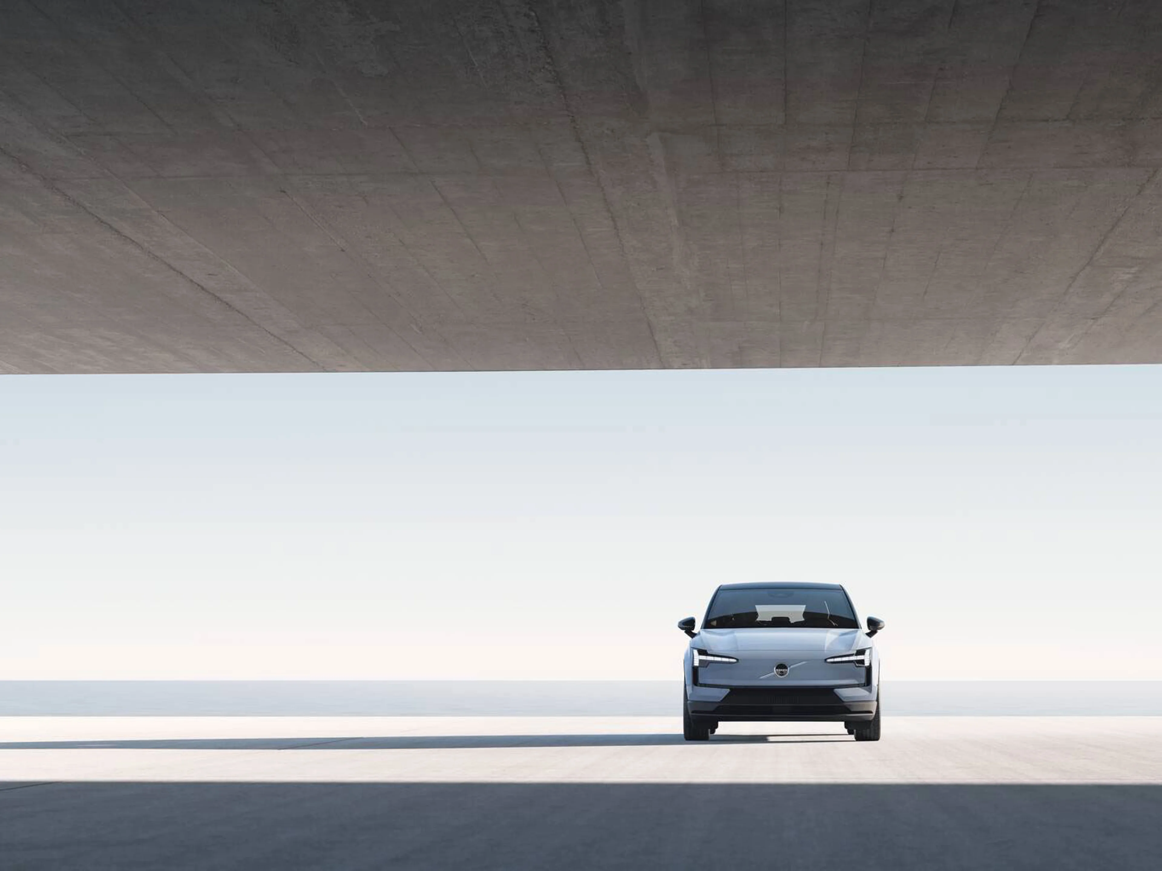 En bil fra Volvo ses direkte forfra på et animeret Platou