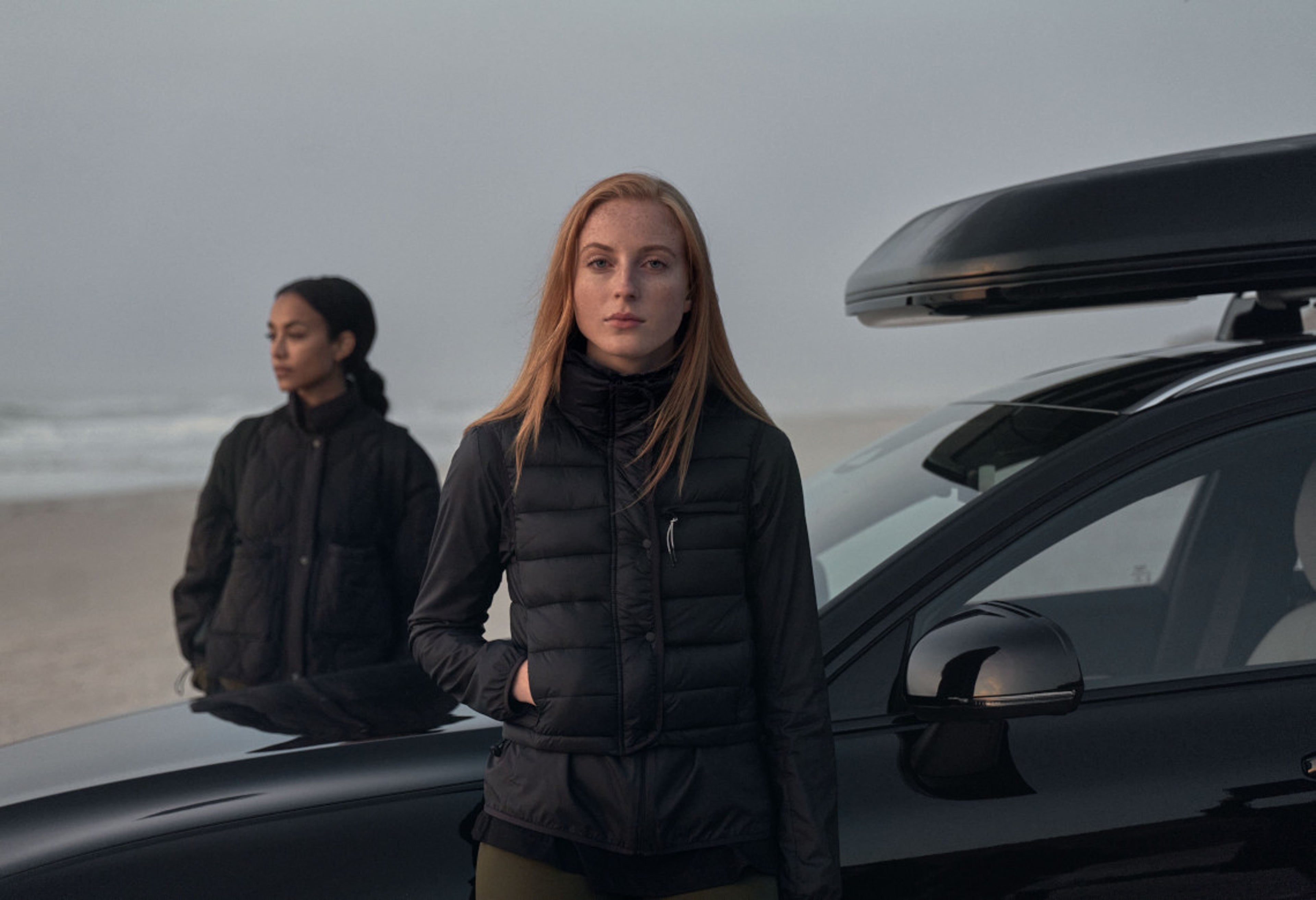 Volvo Dachbox und zwei Frauen