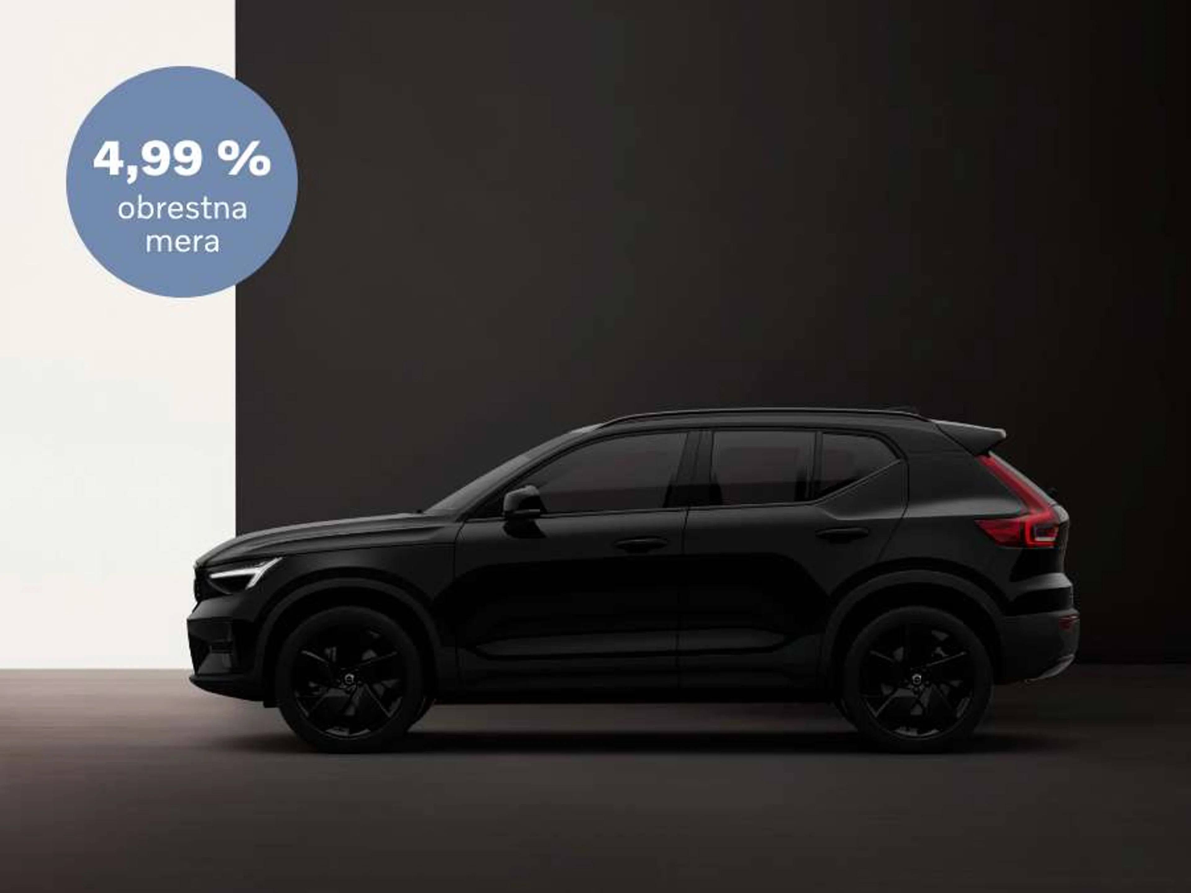 Volvo XC40 v črni barvi s promocijsko obrestno mero 4,99 %.