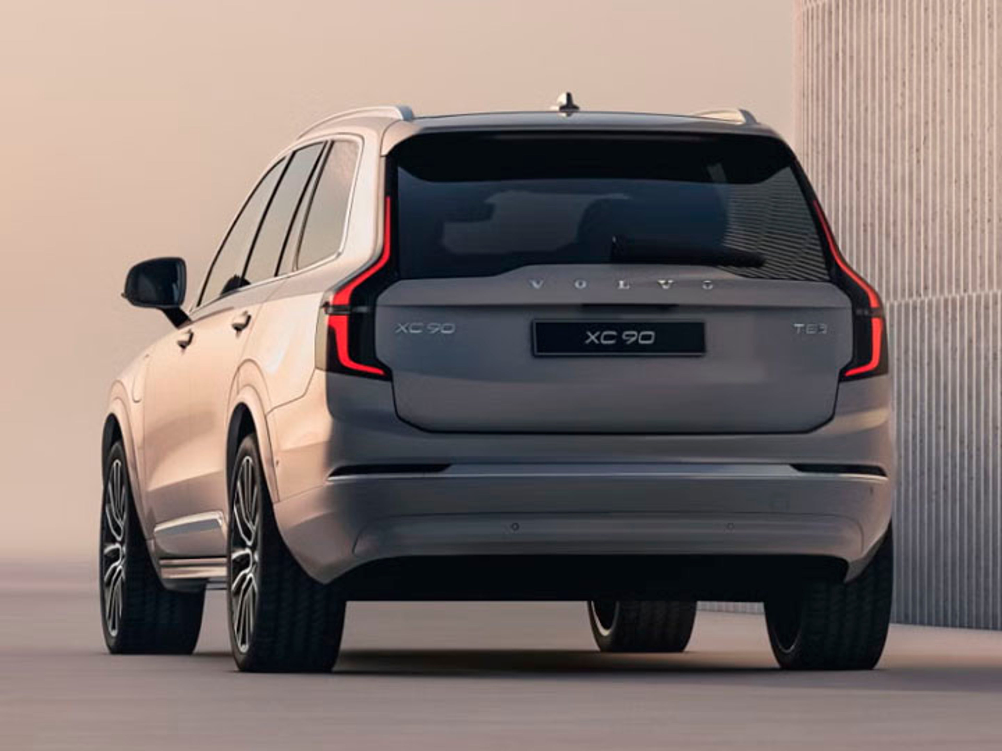 Volvo parte delantera saliendo de un edificio