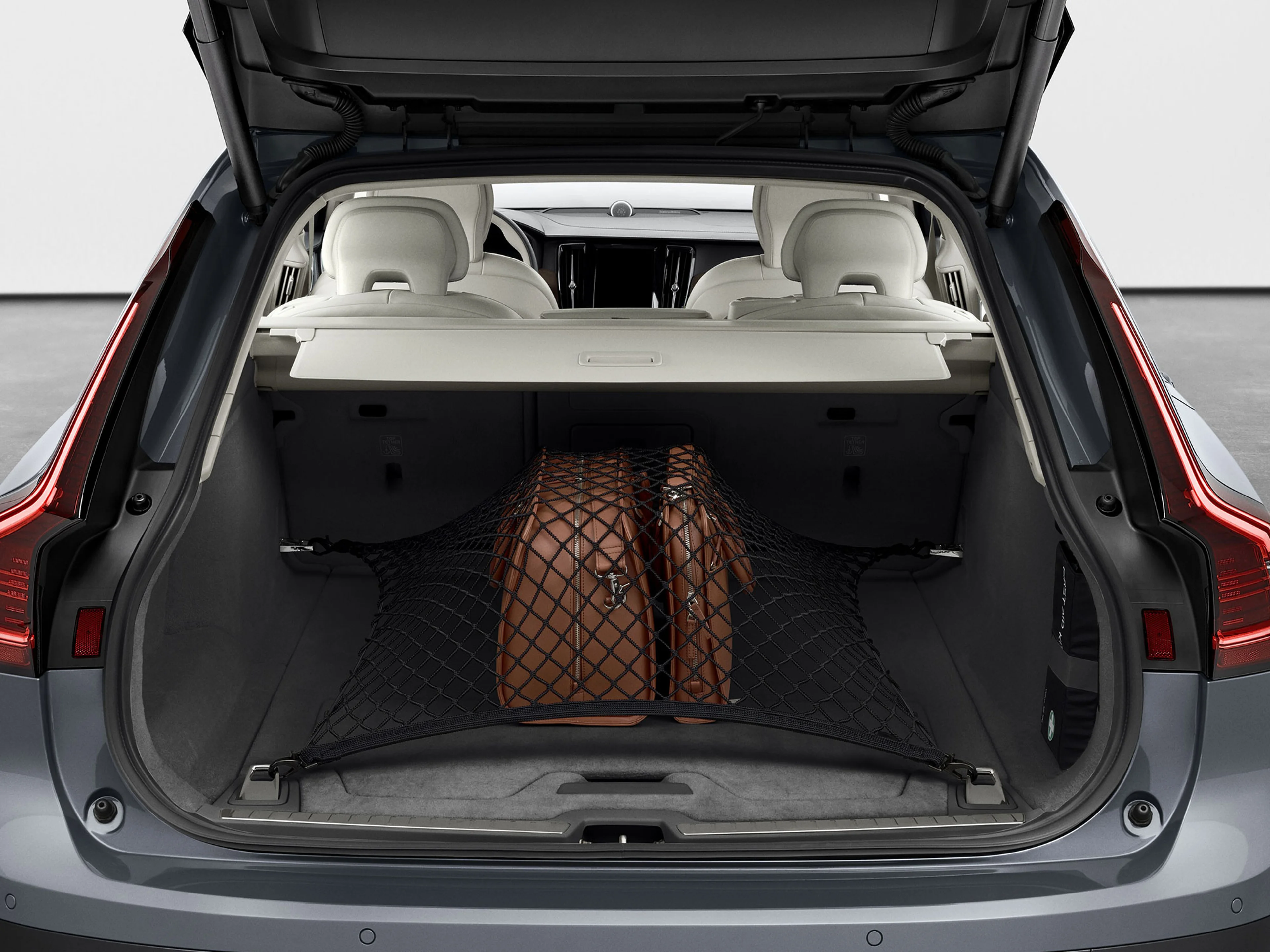 Un filet de rangement pour le coffre d'une Volvo.