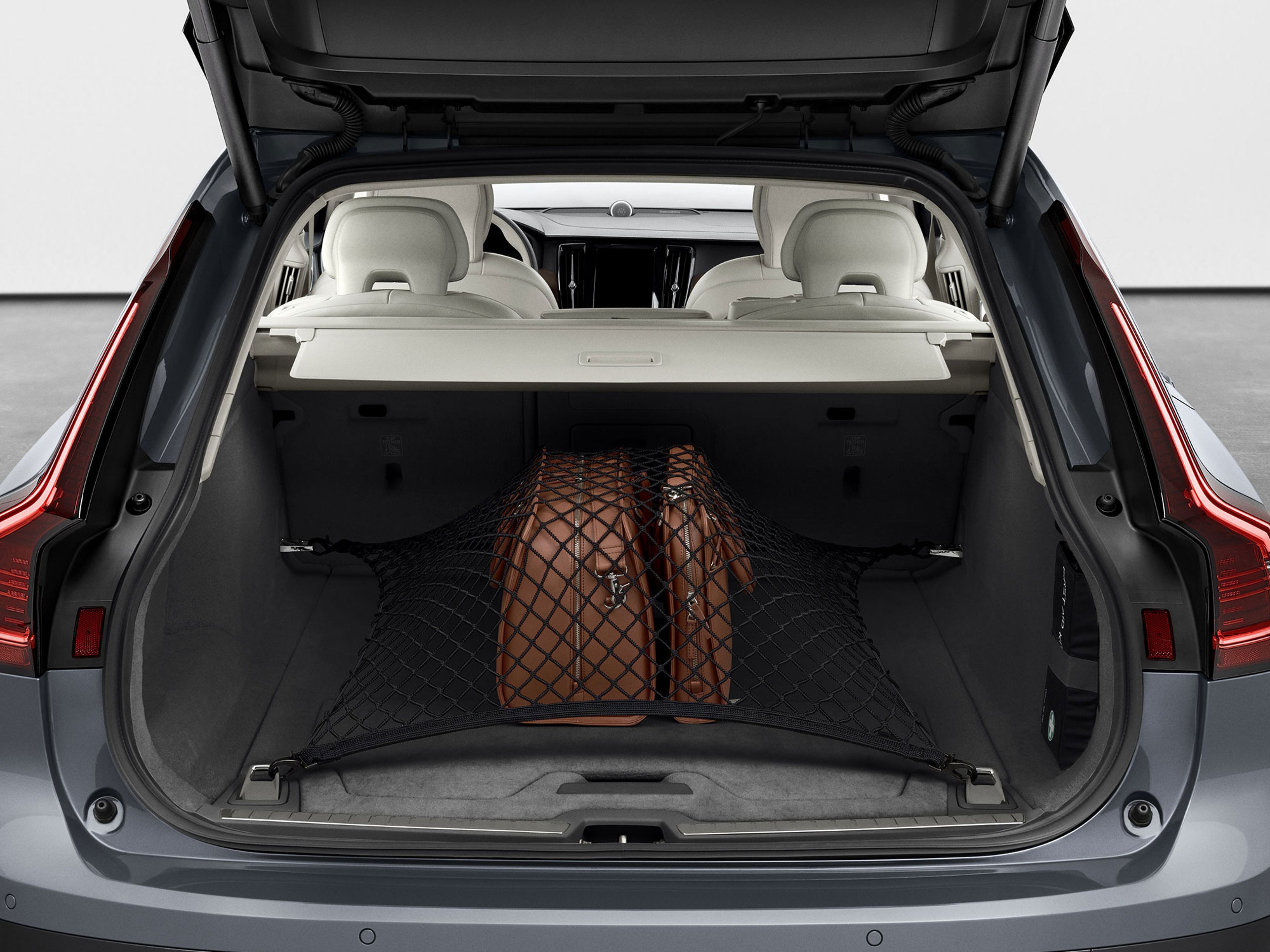 Un filet de rangement pour le coffre d'une Volvo.