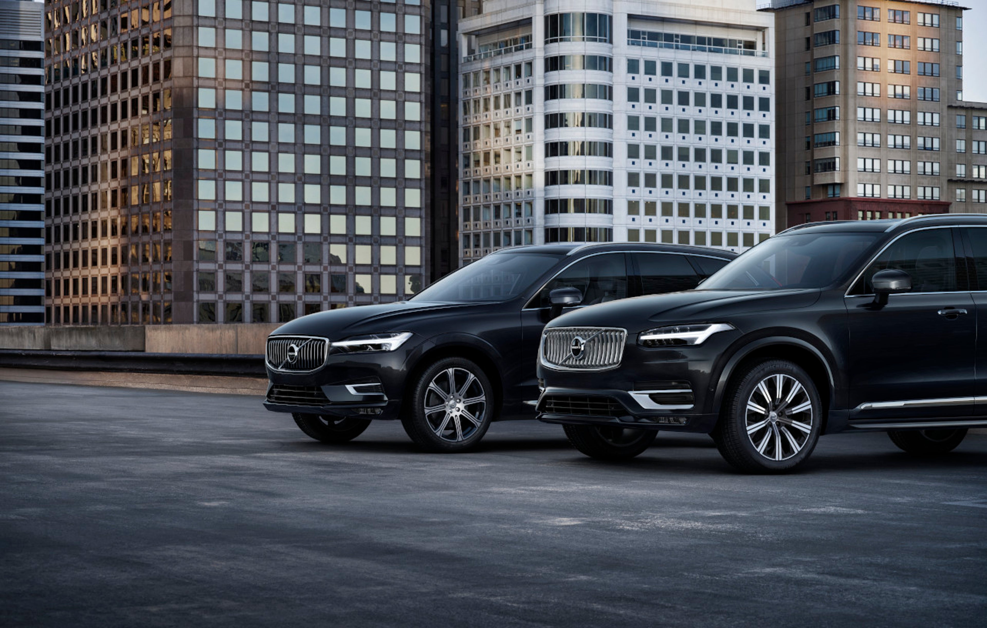 Die Volvo Sonderschutzfahrzeuge stehen nebeneinander vor einer städtischen Kulisse - Frontseitschuss