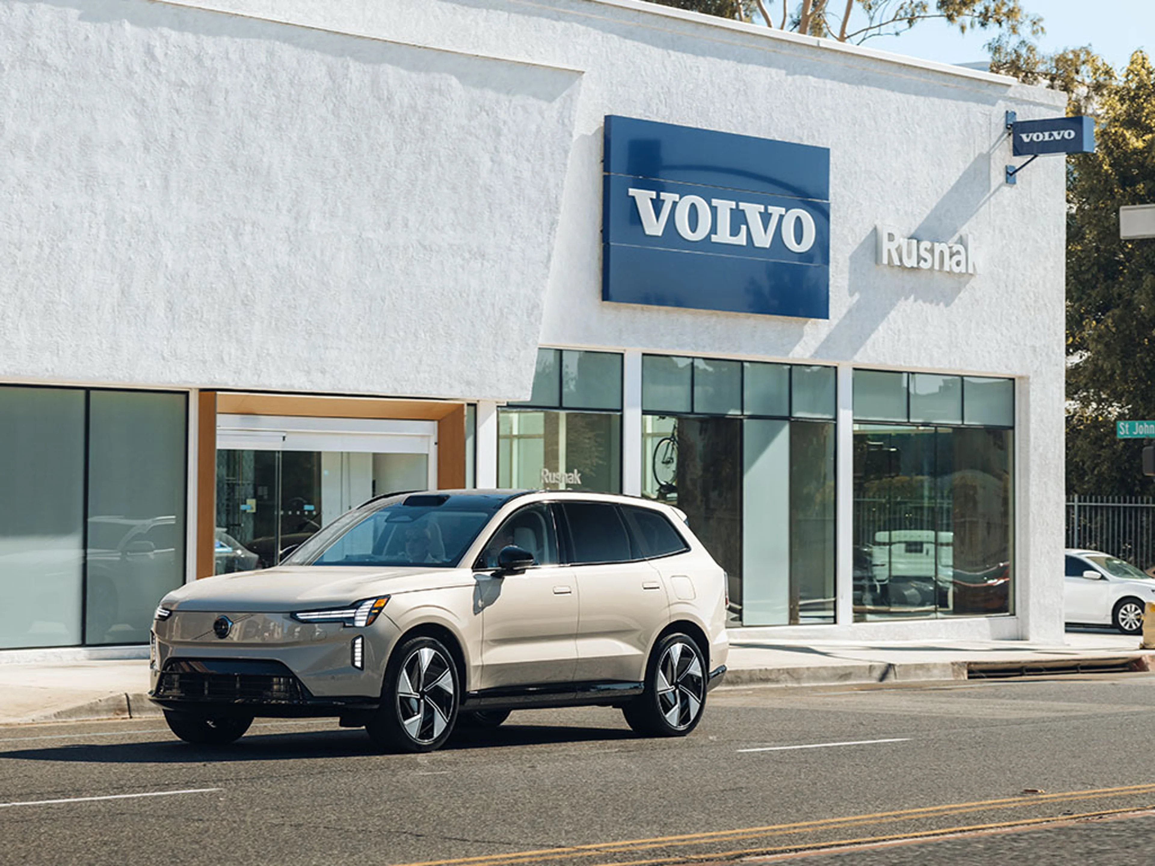 Volvo grise sur la route