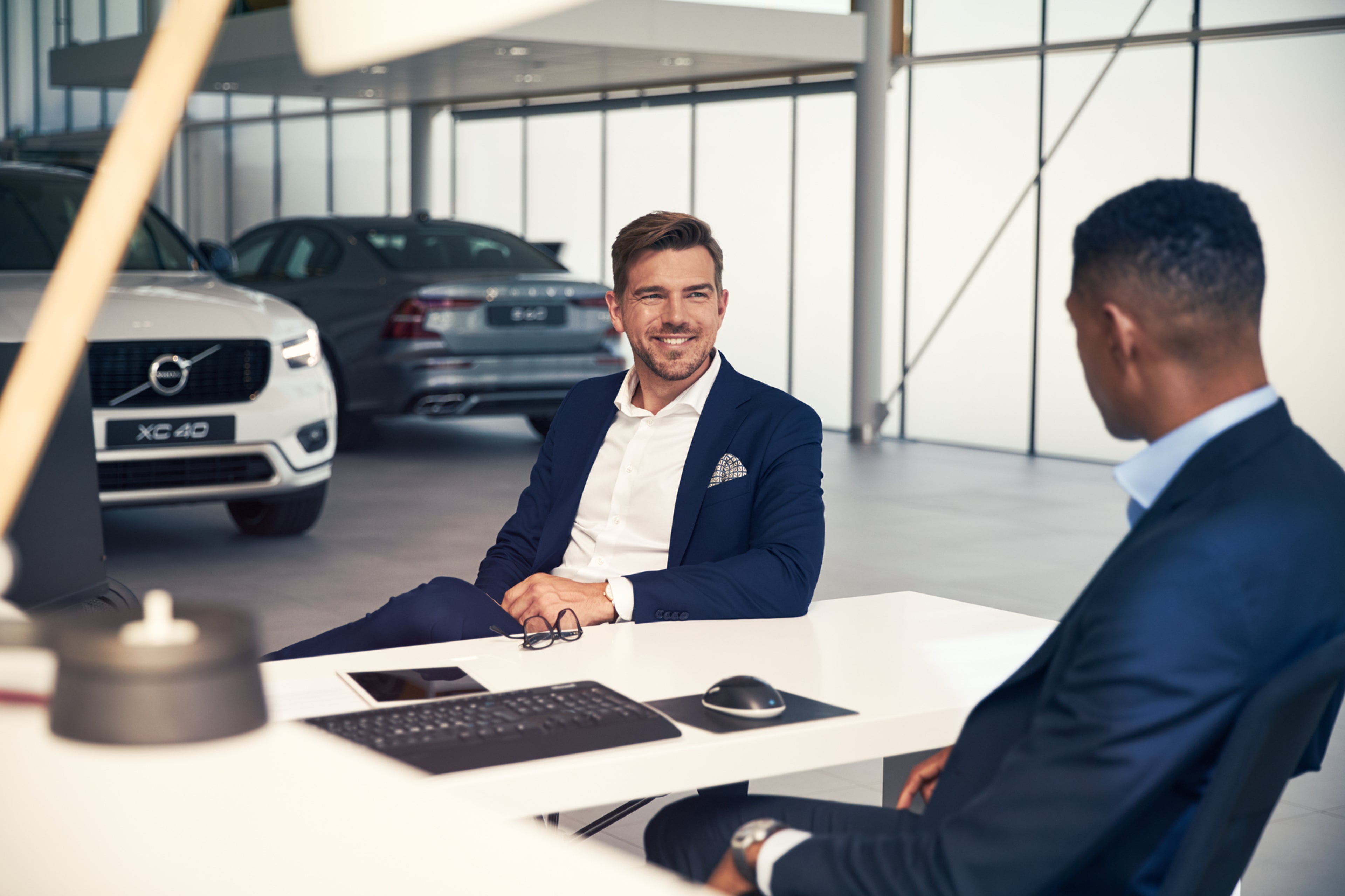 A Volvo egy munkatársa egy elégedett ügyféllel beszélget