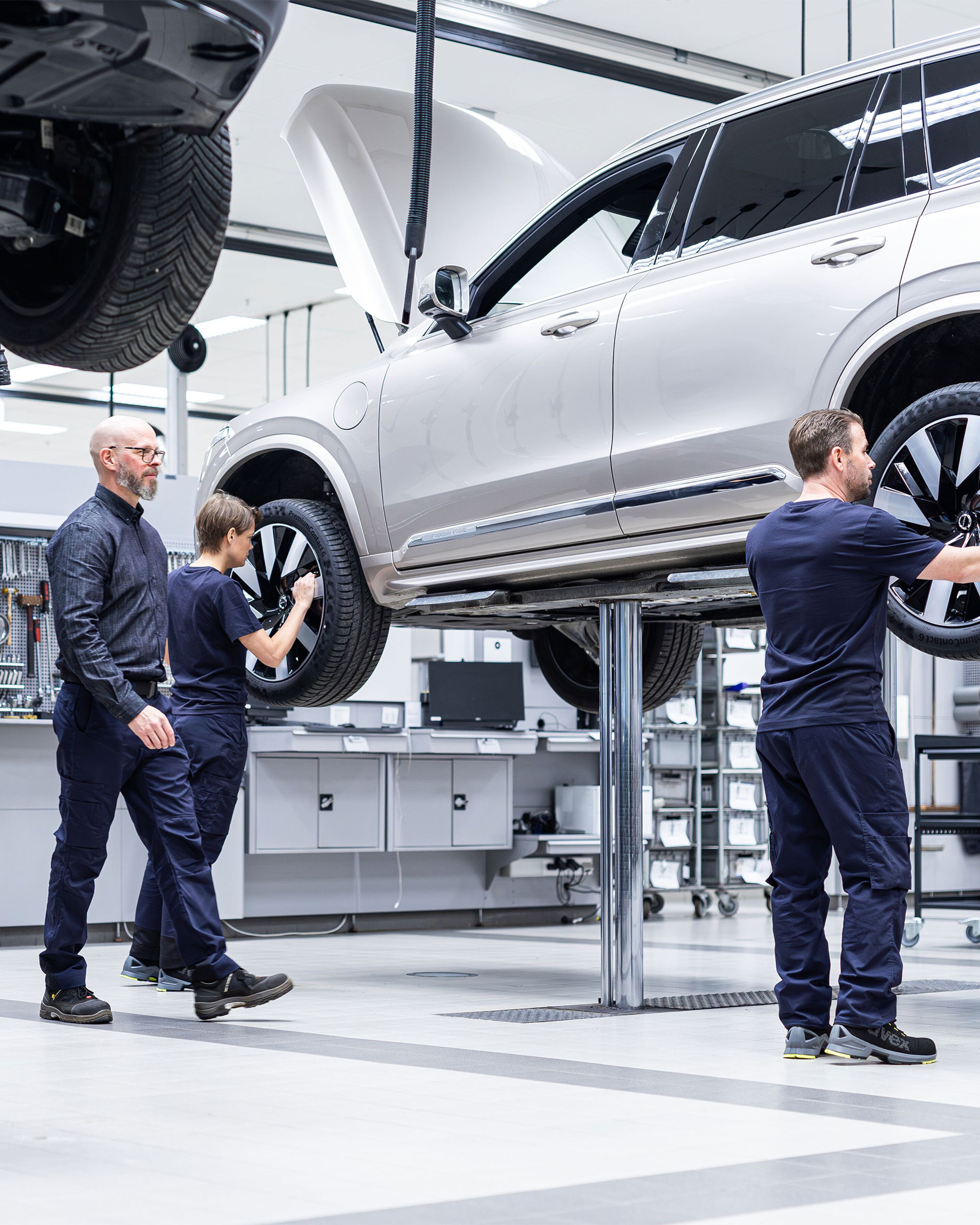 Équipe de mécaniciens Volvo au travail sur deux Volvo