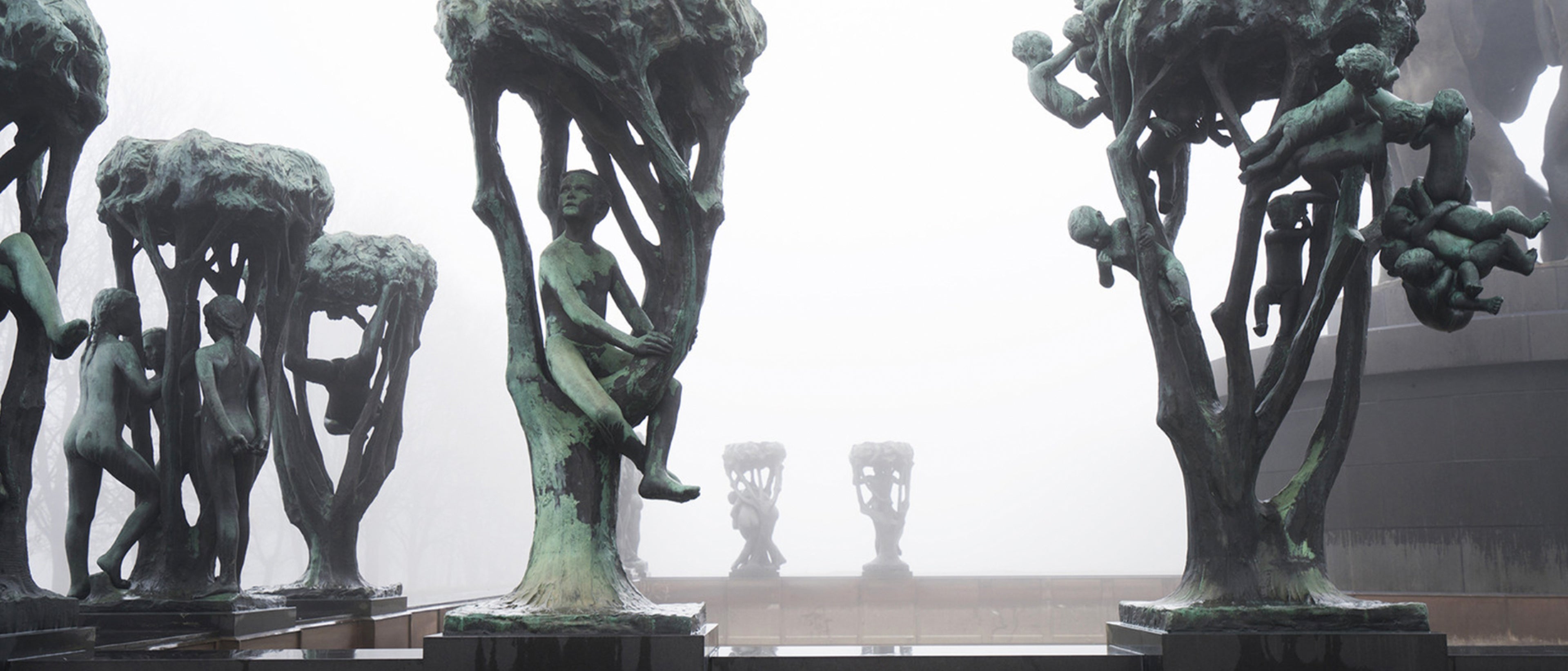 skulpturer i Vigelandsparken i tåke