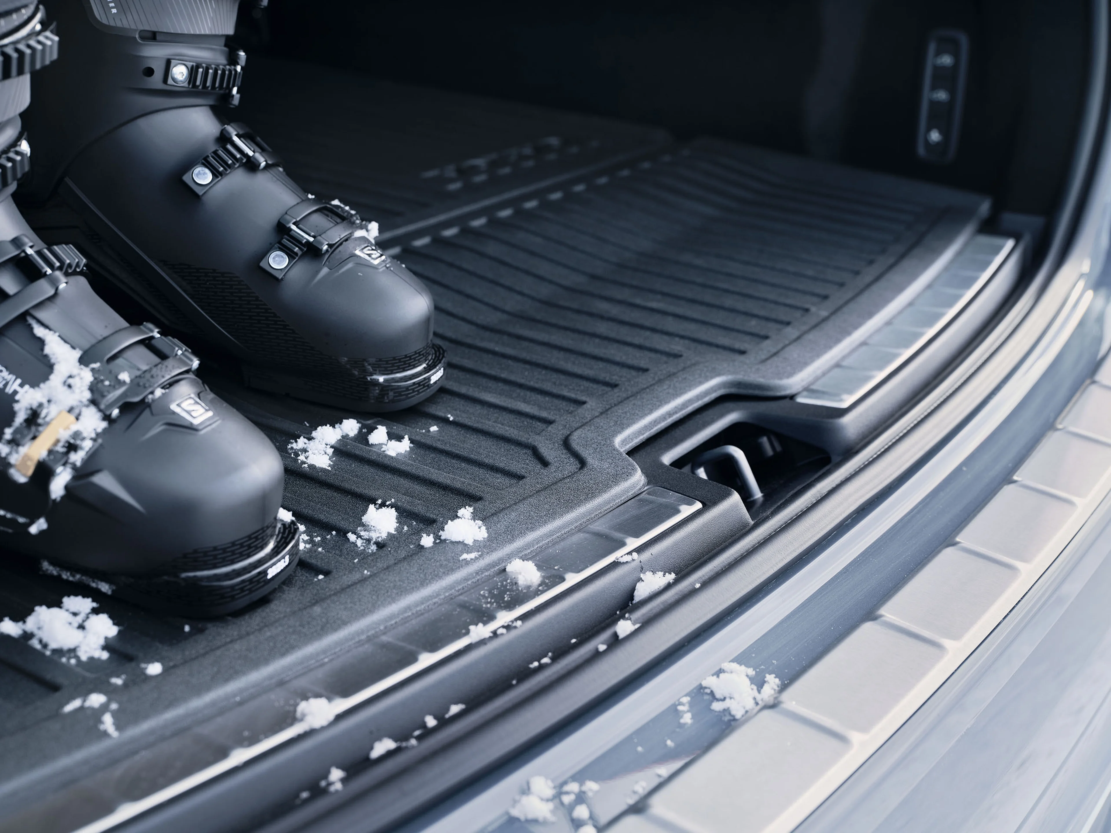 Volvo kunststof vloermat met sneeuwschoenen en sneeuw