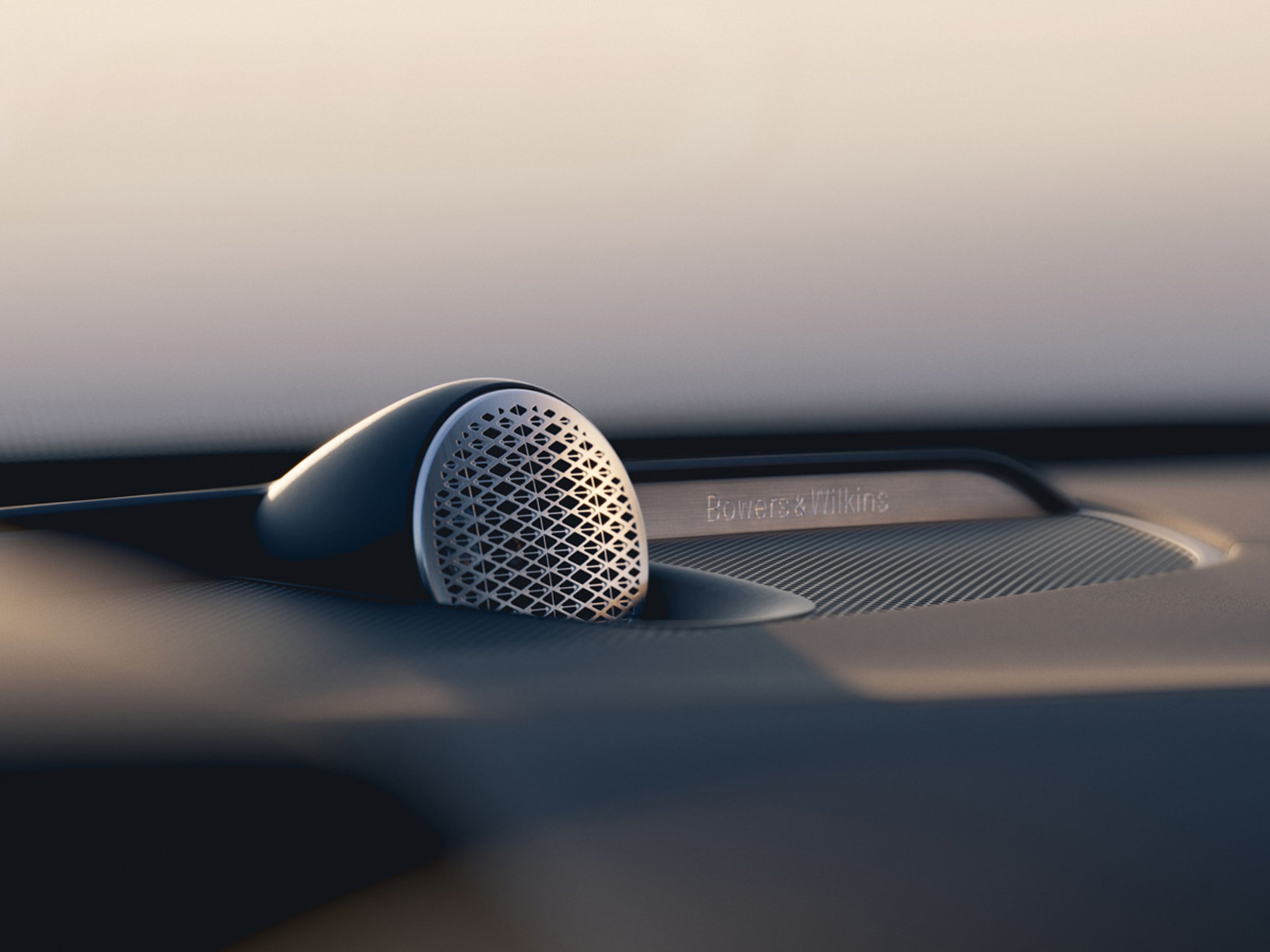 Detaljbild på en Bowers & Wilkins högtalare i en Volvo XC90.