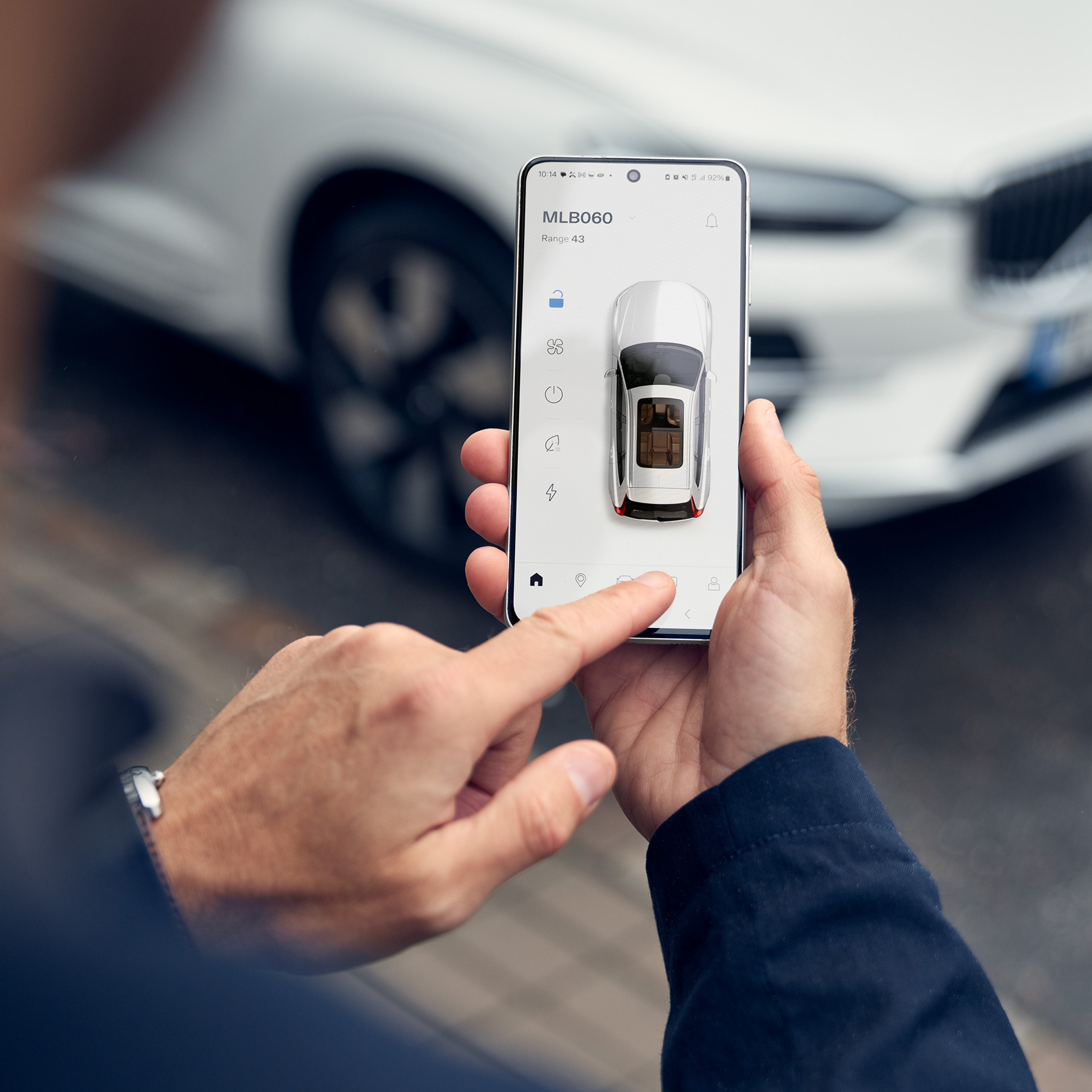 Lähikuva kädessä olevasta puhelimesta, jossa on avoimena Volvo Car -sovelluksen näkymä.