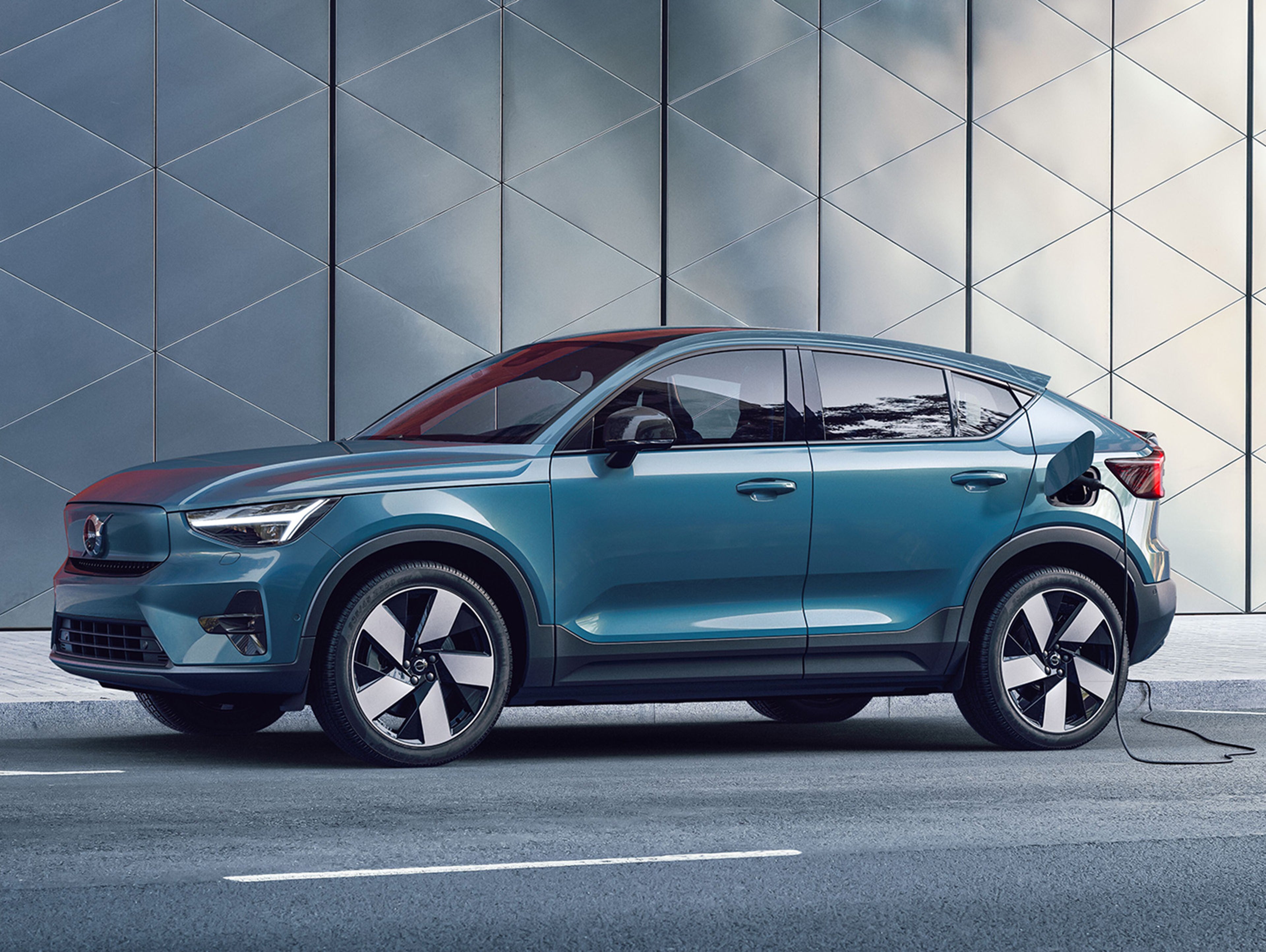 C40 azul fiorde de perfil outdoor numa parece cinzenta