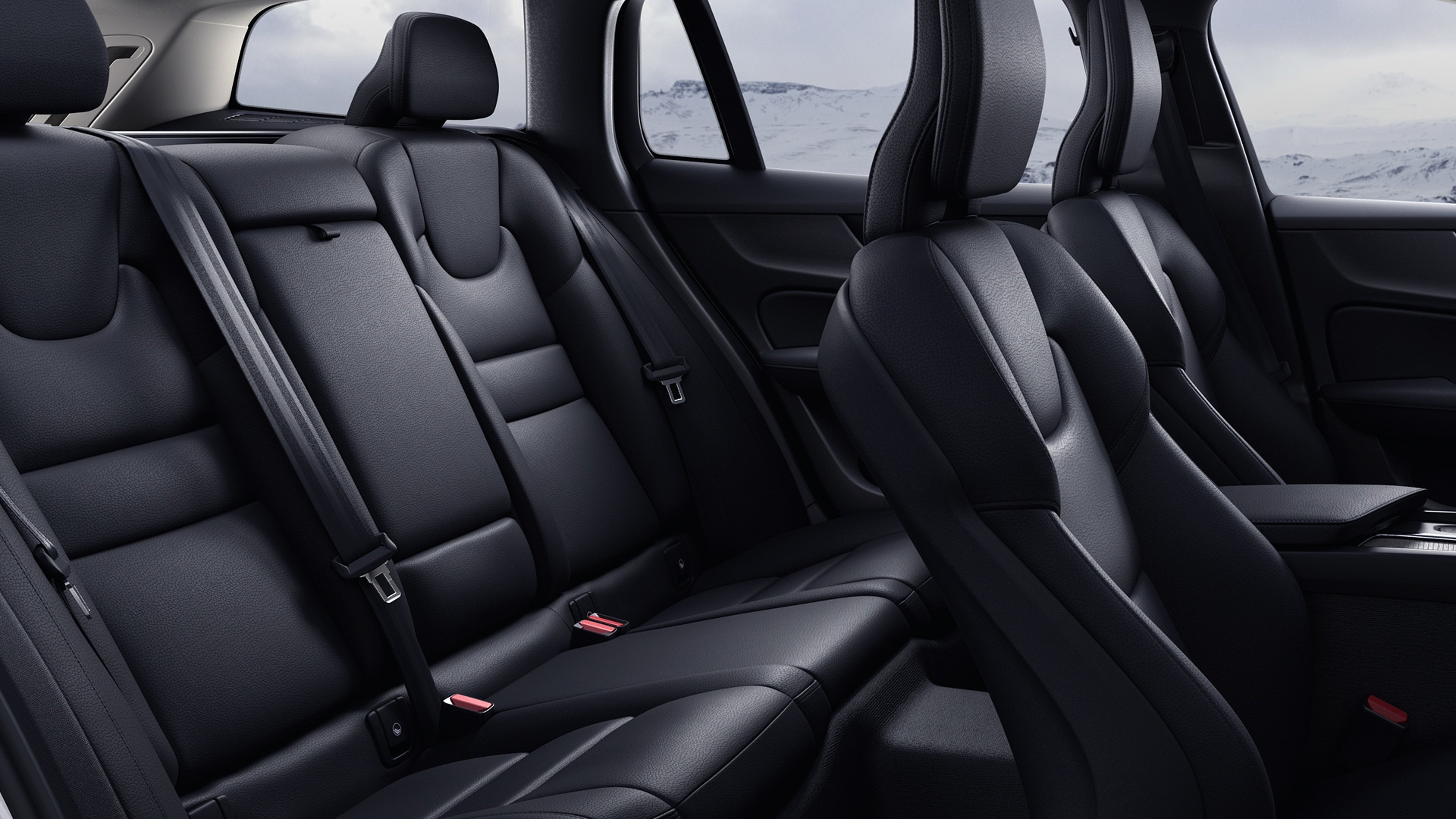 Seitlicher Schnitt der schwarzen hinteren Sitze im Volvo V60.