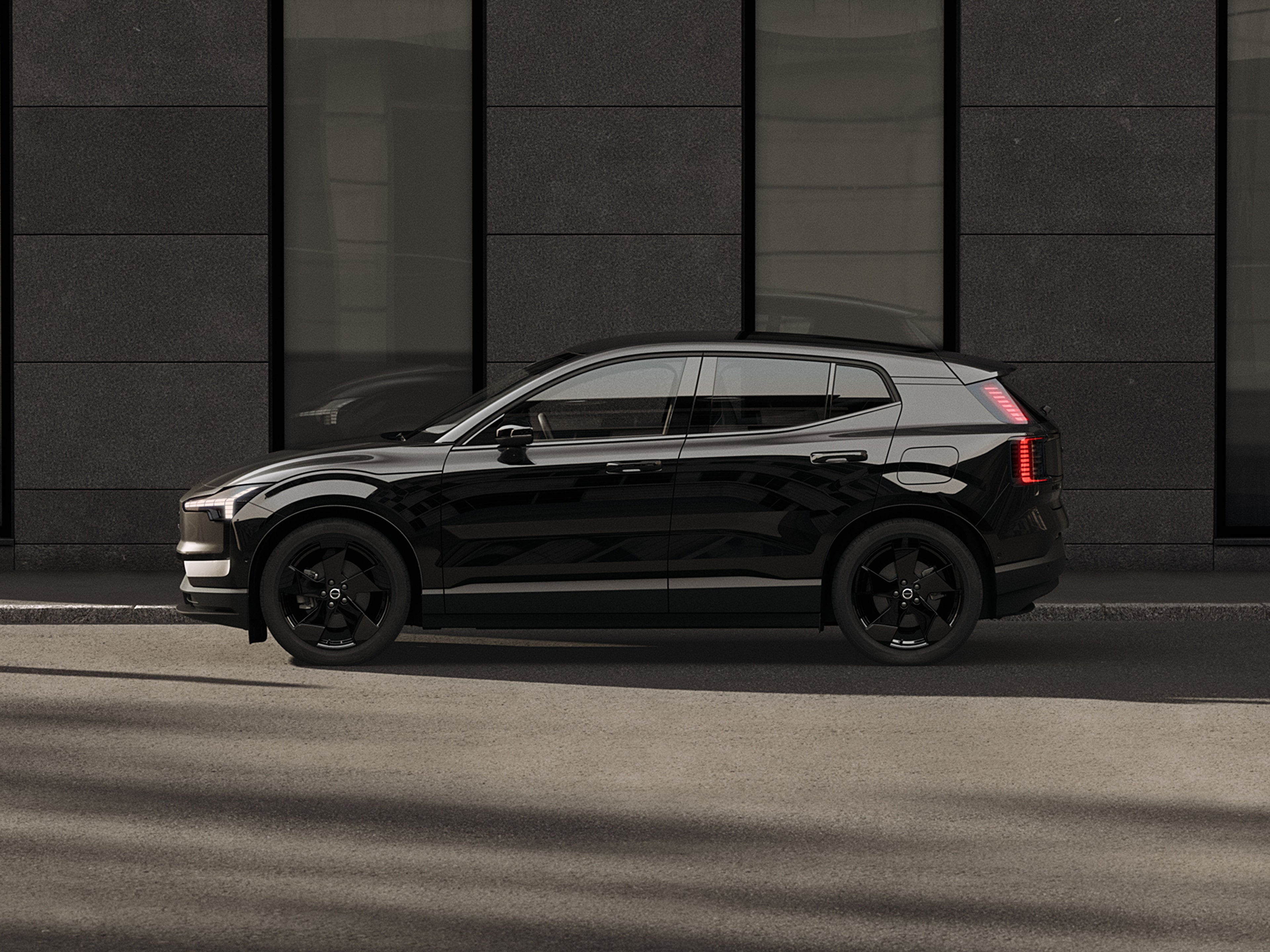 Seitliche Ansicht eines Volvo EX30 Black Edition.