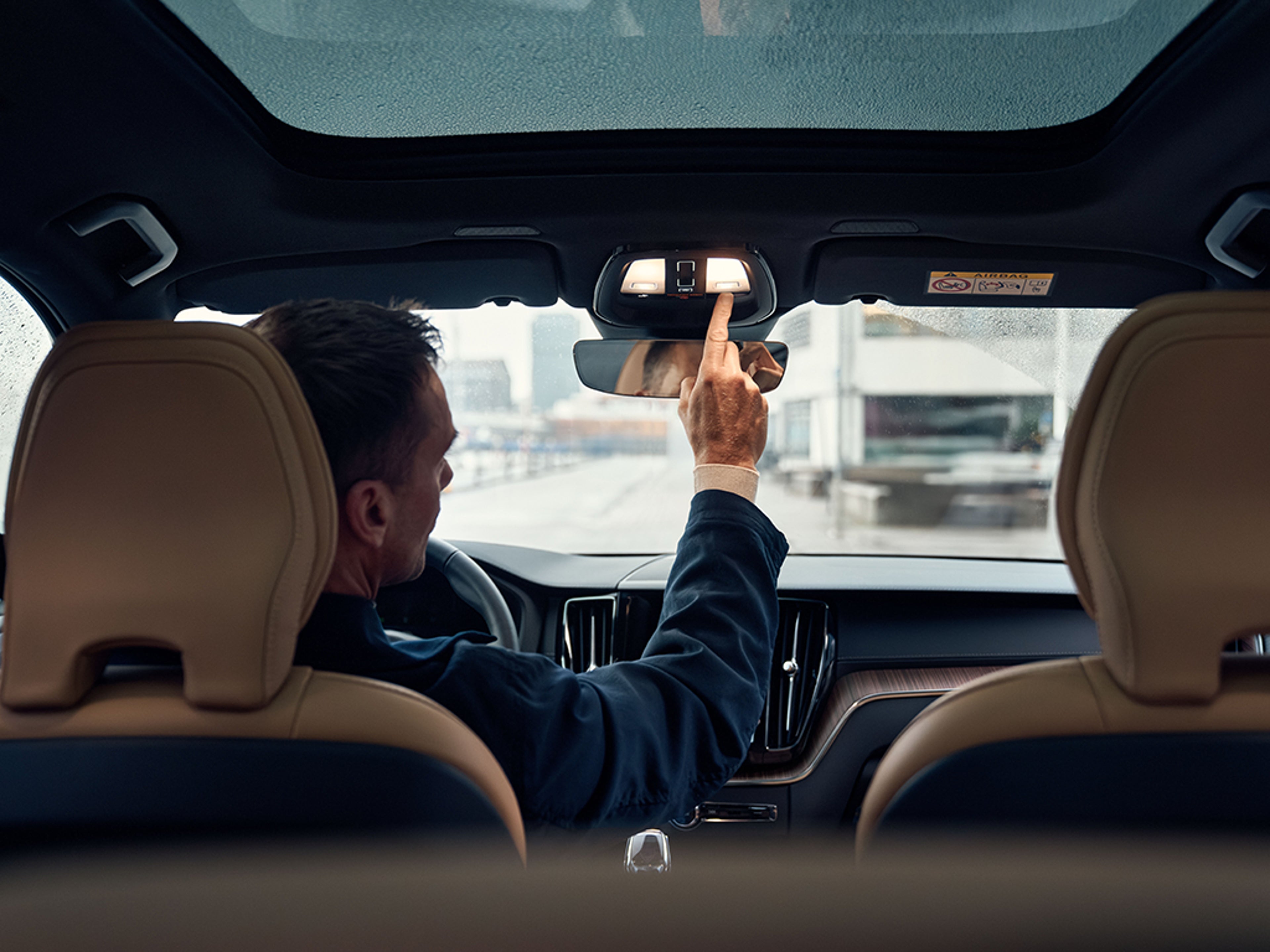 Ein Mann nutzt die Volvo Assistance Console