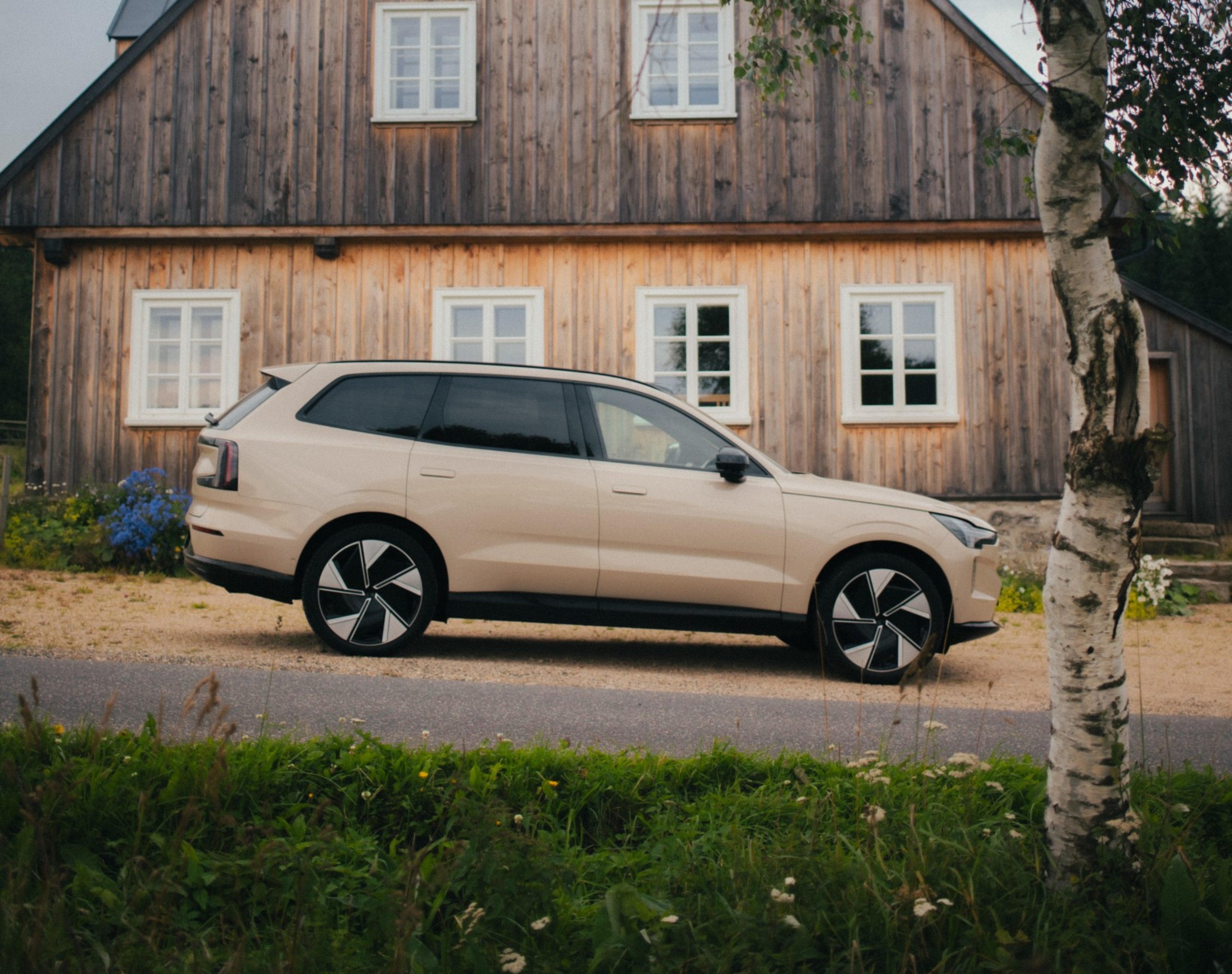 Volvo EX90 przodem nad brzegiem morza